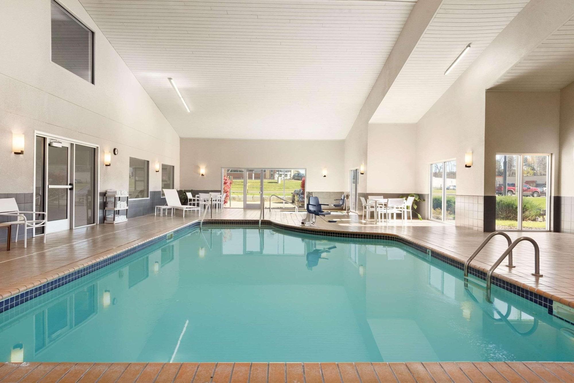 Vista Piscina Country Inn & Suites by Radisson, Platteville, WI