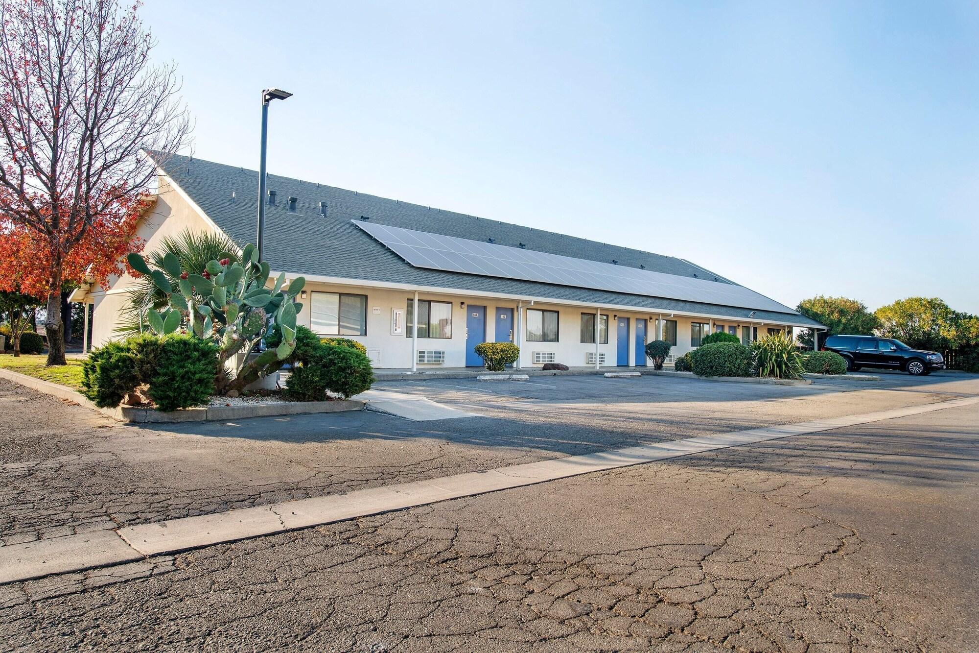 Vista Exterior Super 8 by Wyndham Dunnigan