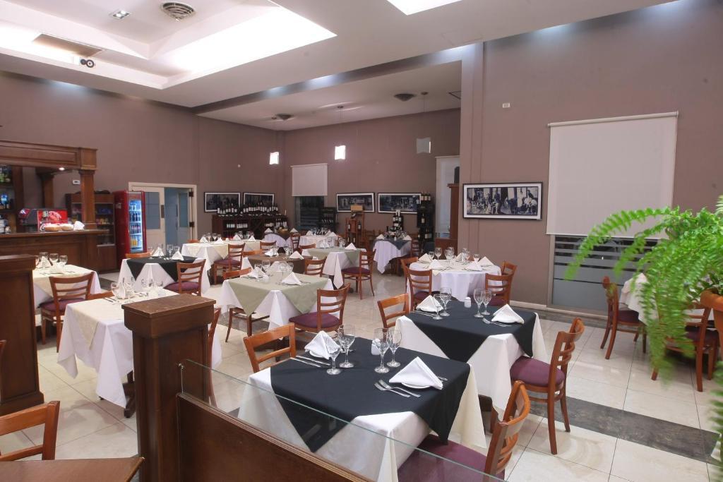 Restaurant Howard Johnson By Wyndham Sierras Hotel And Casino