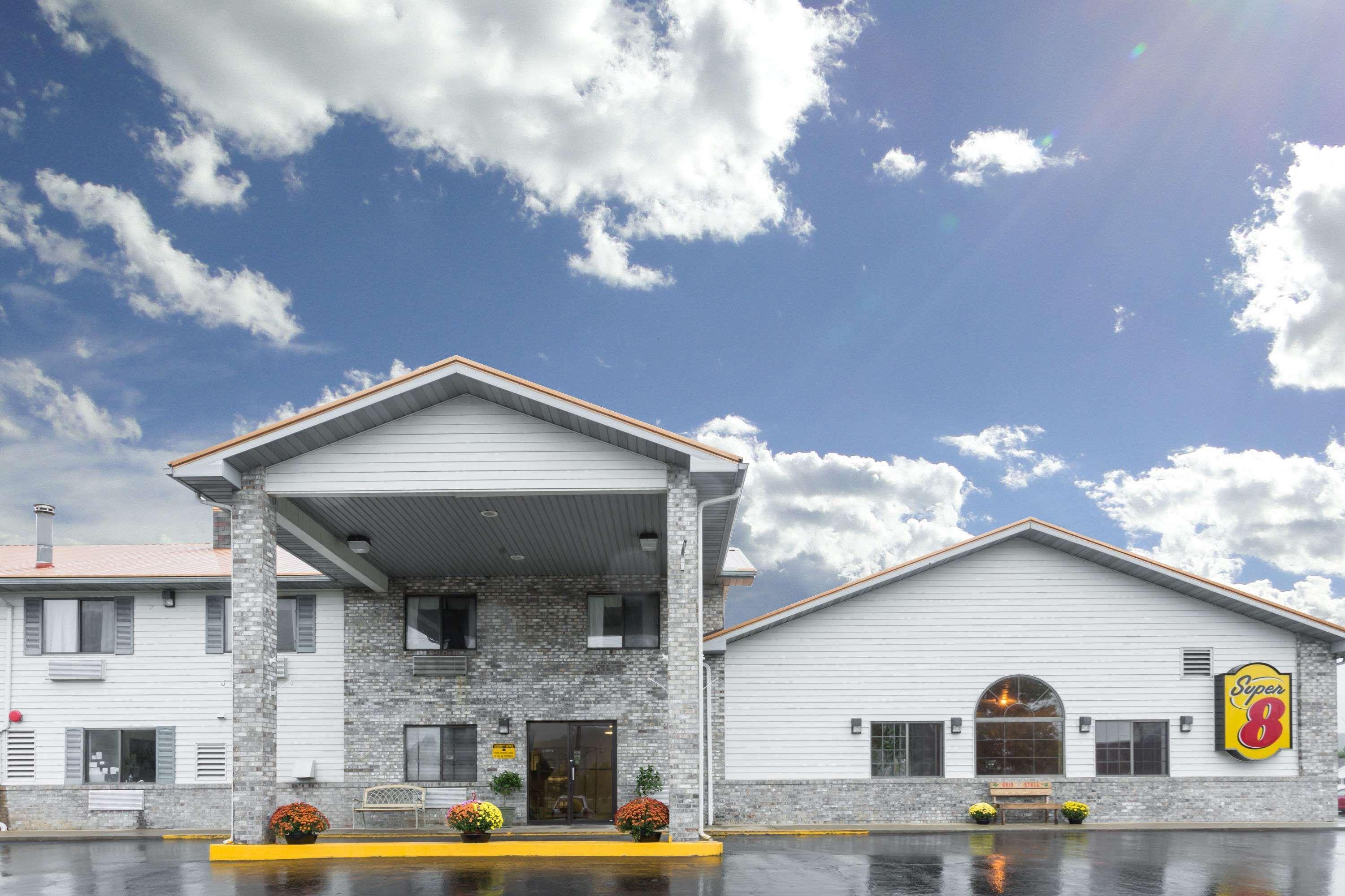 Vista Exterior Super 8 by Wyndham Gallipolis Pt Pleasant Area