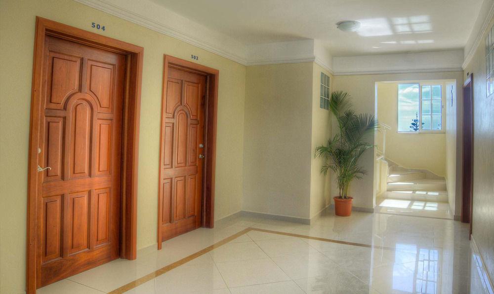 Varios Hotel Shakey