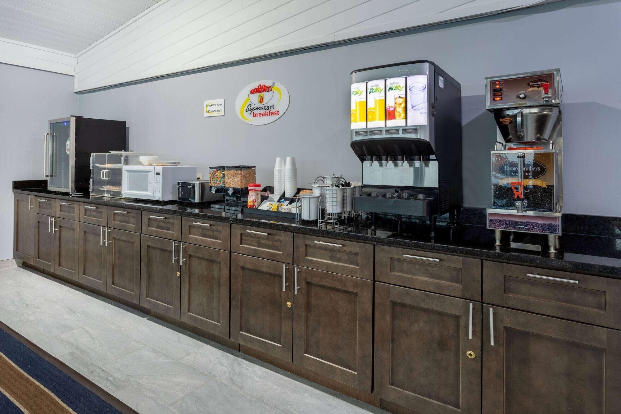 Restaurant Super 8 by Wyndham Missouri Valley