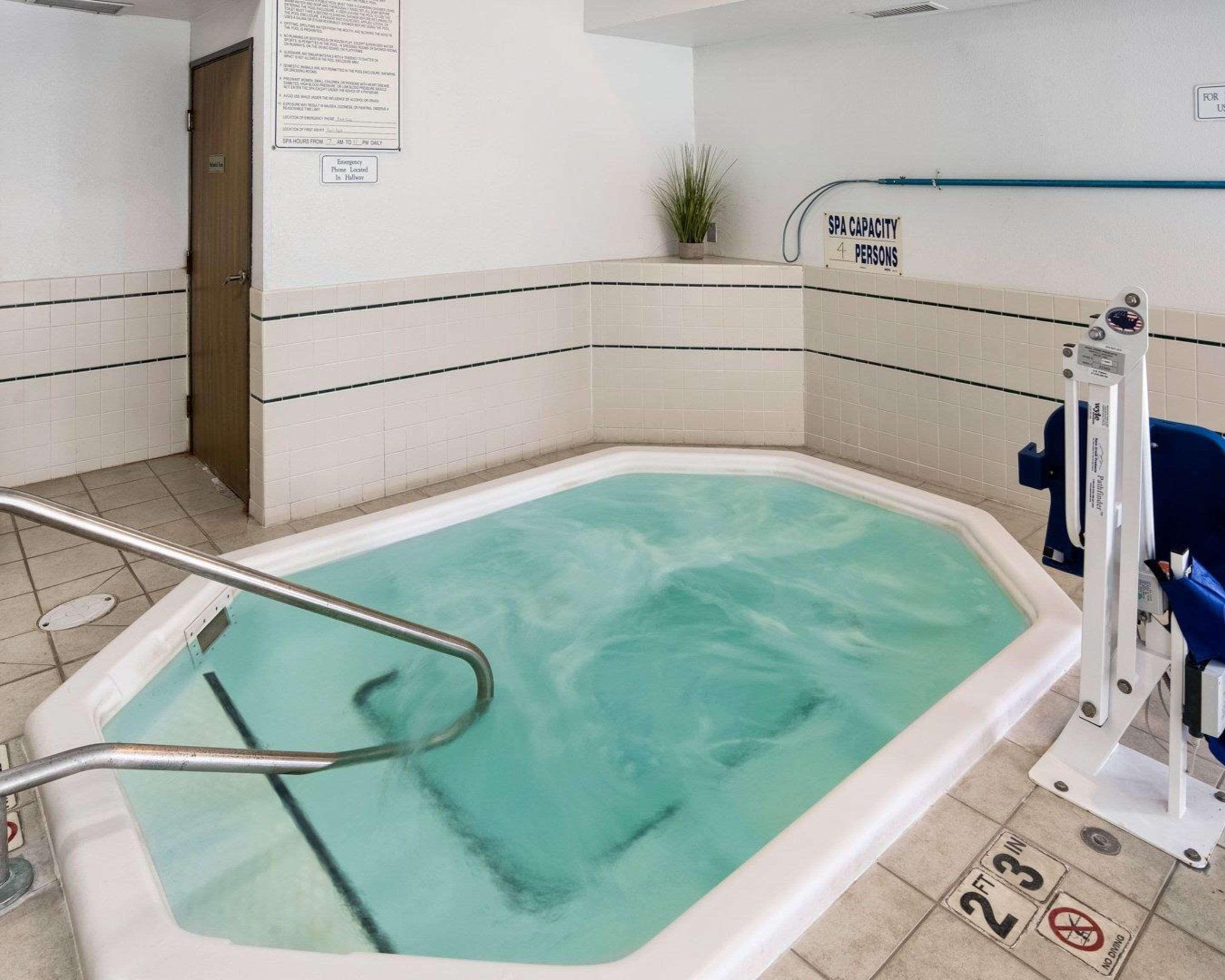 Vista Piscina Quality Inn near Northtown Mall & National Sports Center