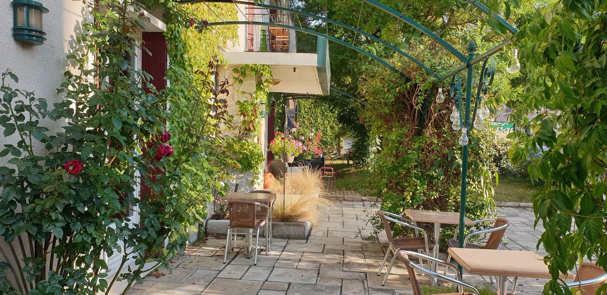 Vista Exterior Hotel Saint Cyr