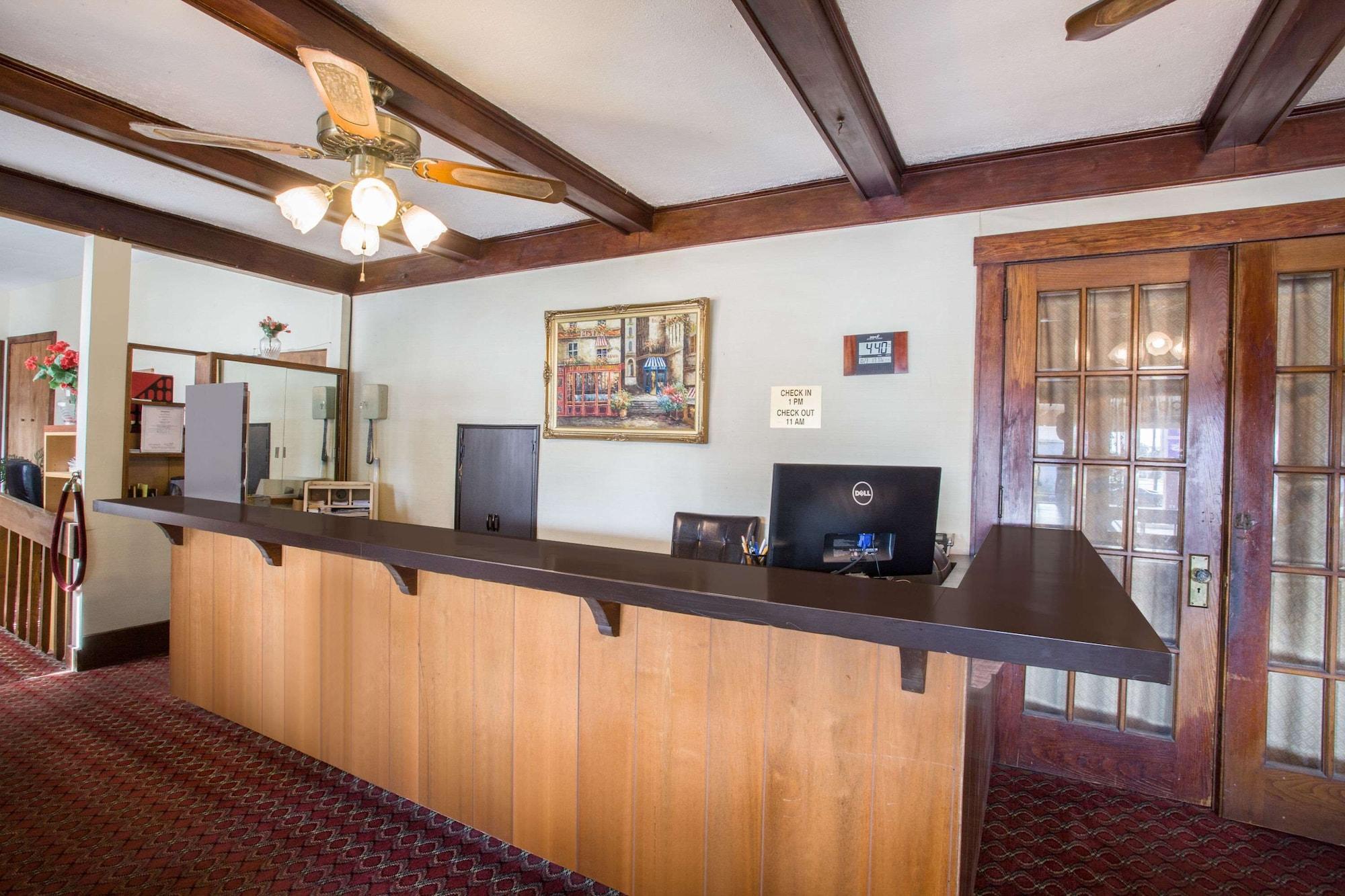 Vista Lobby Knights Inn Endwell