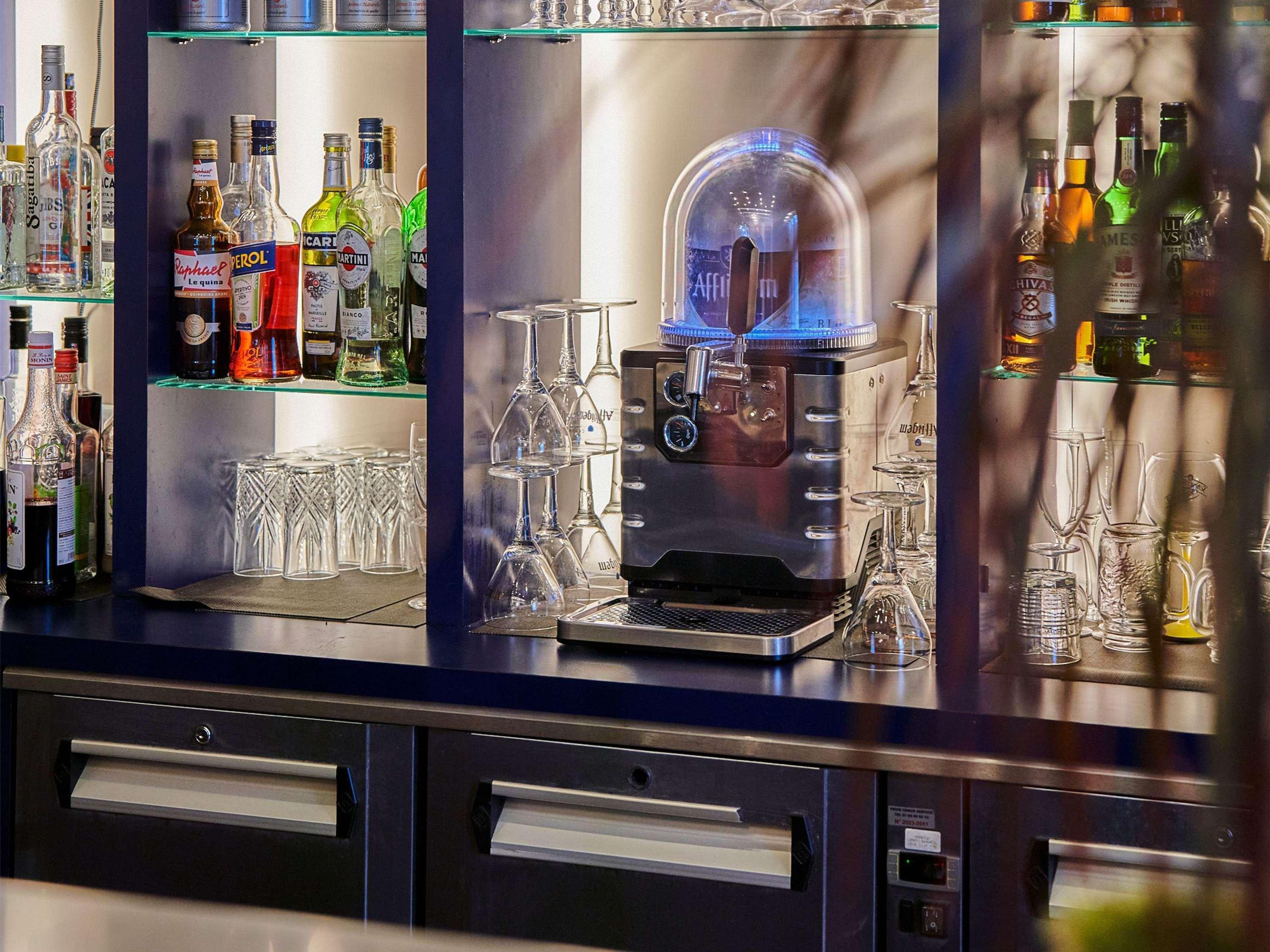 Bar/Salón Novotel Paris 17
