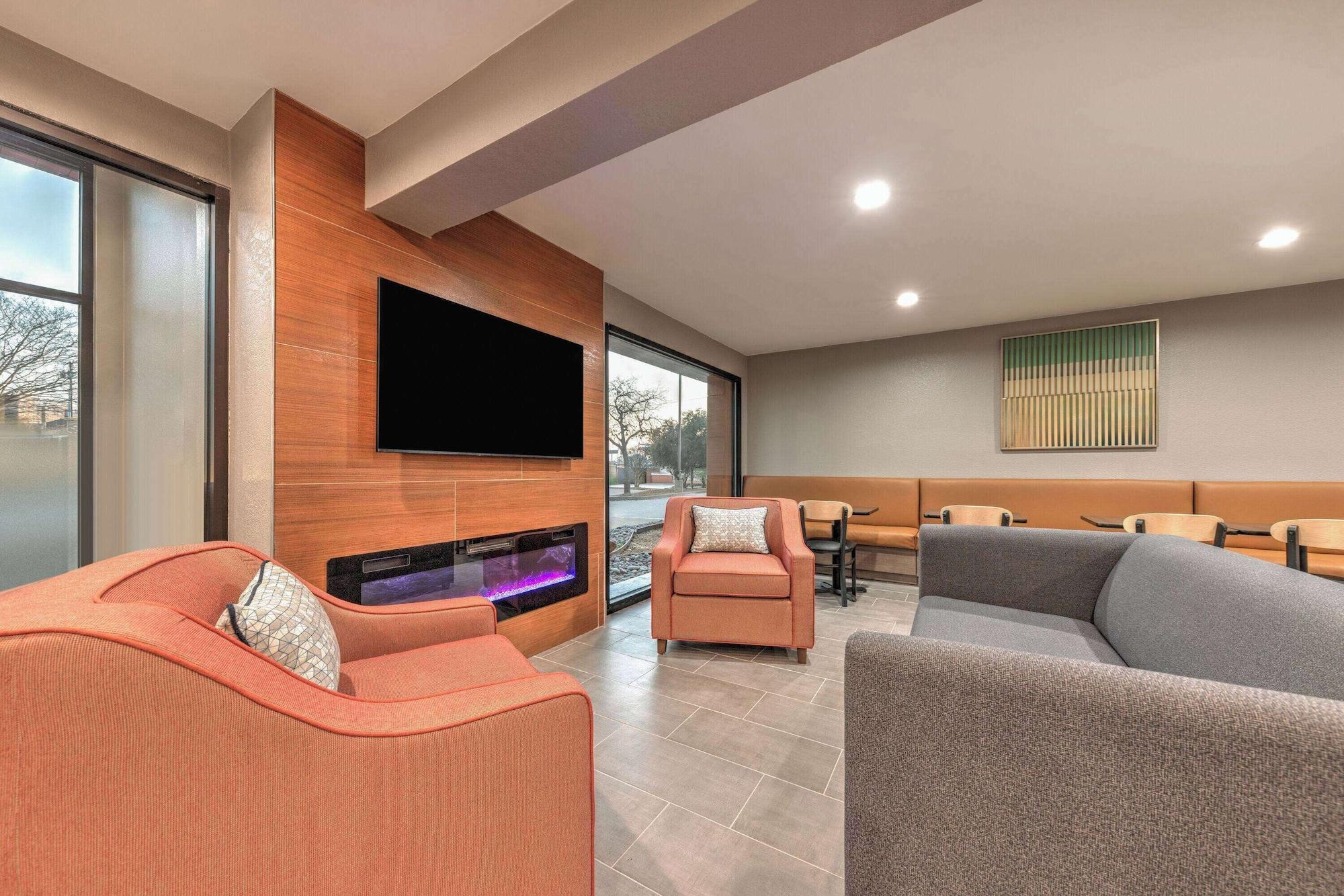 Vista Lobby Hawthorn Extended Stay by Wyndham Bedford / Dallas