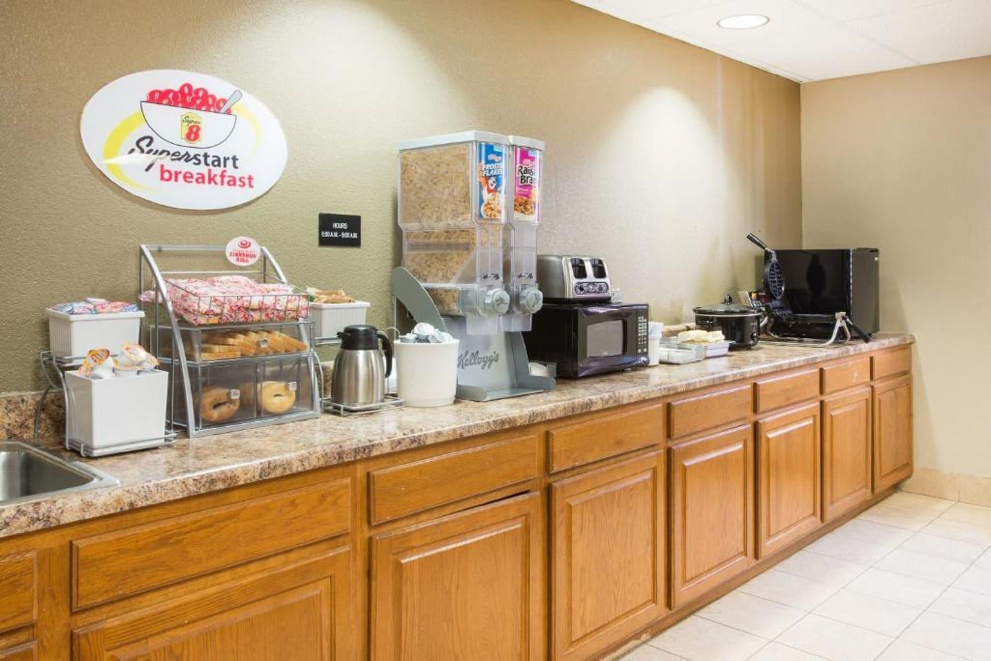 Restaurant Super 8 by Wyndham Iola KS