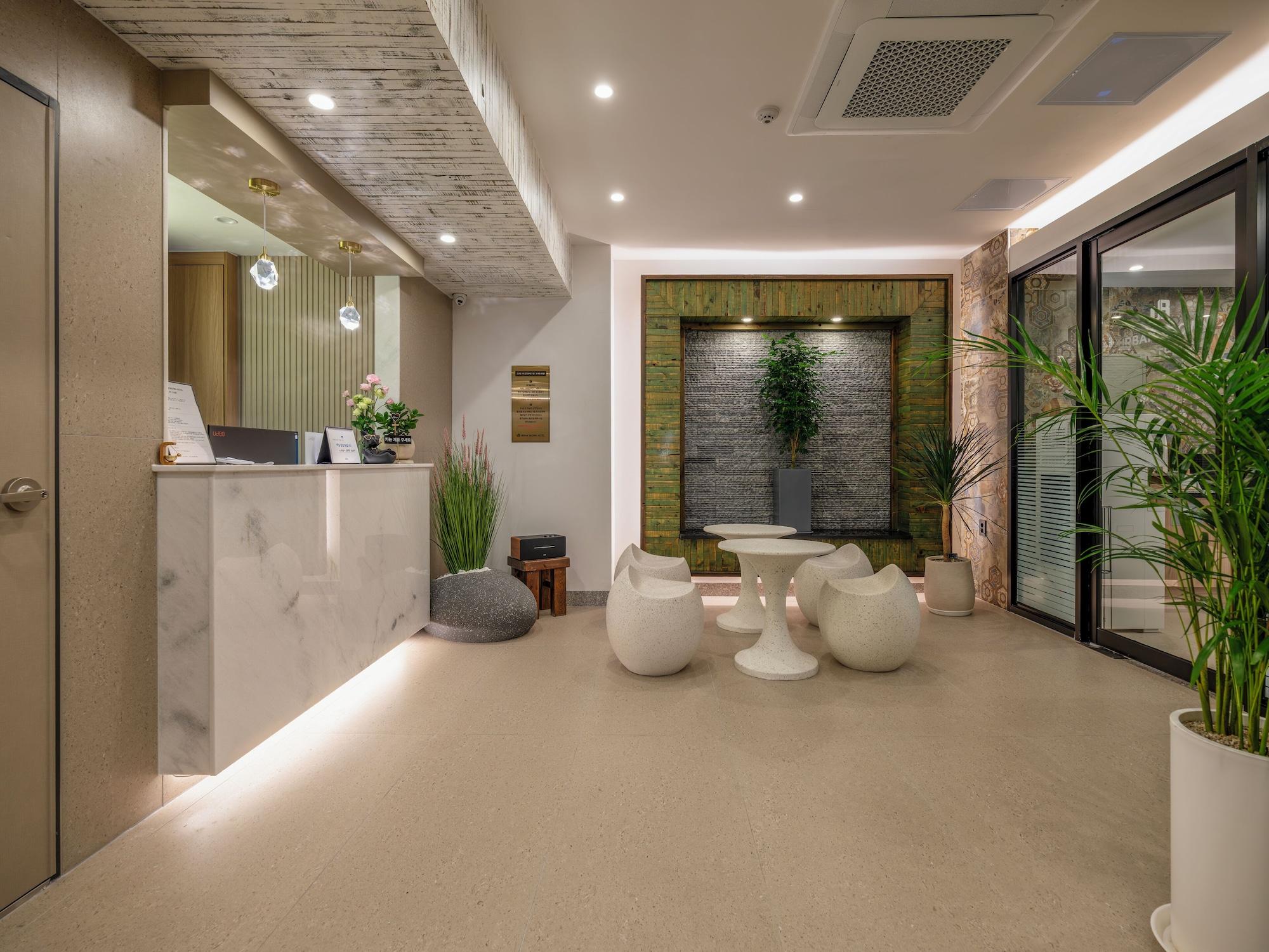 Vista Lobby Urban Brown Hotel