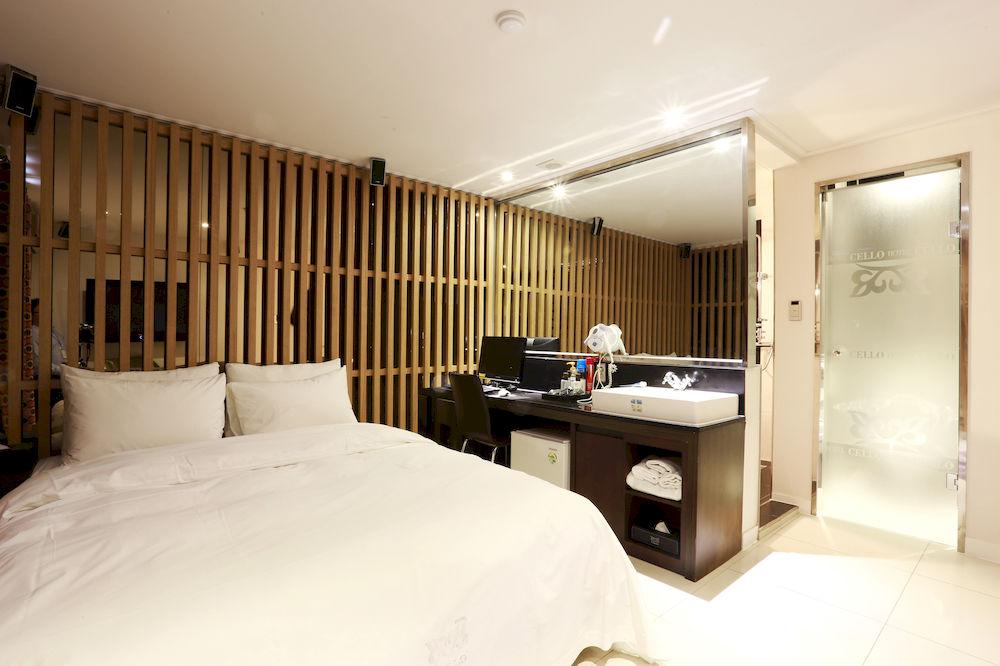 Varios Cello Motel
