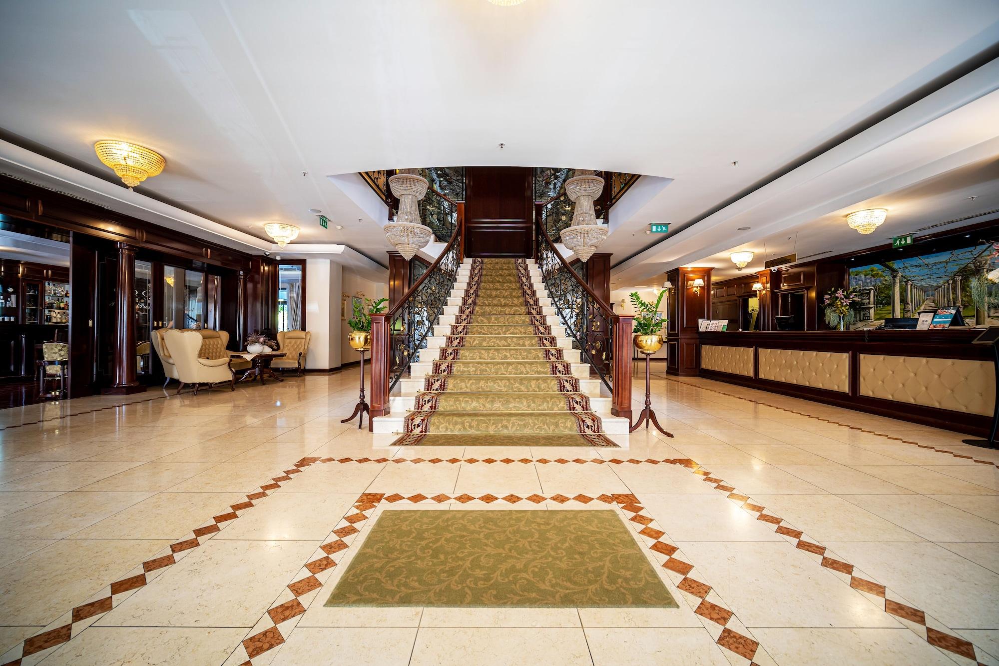 Vista Lobby Hotel President Solin