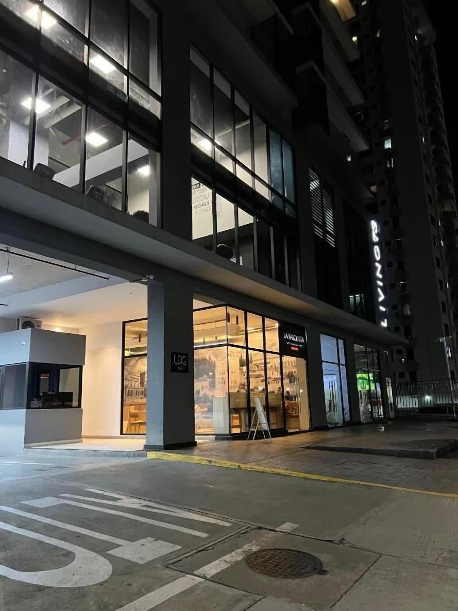 Vista Exterior Modern Apartments PH Living 73 SF