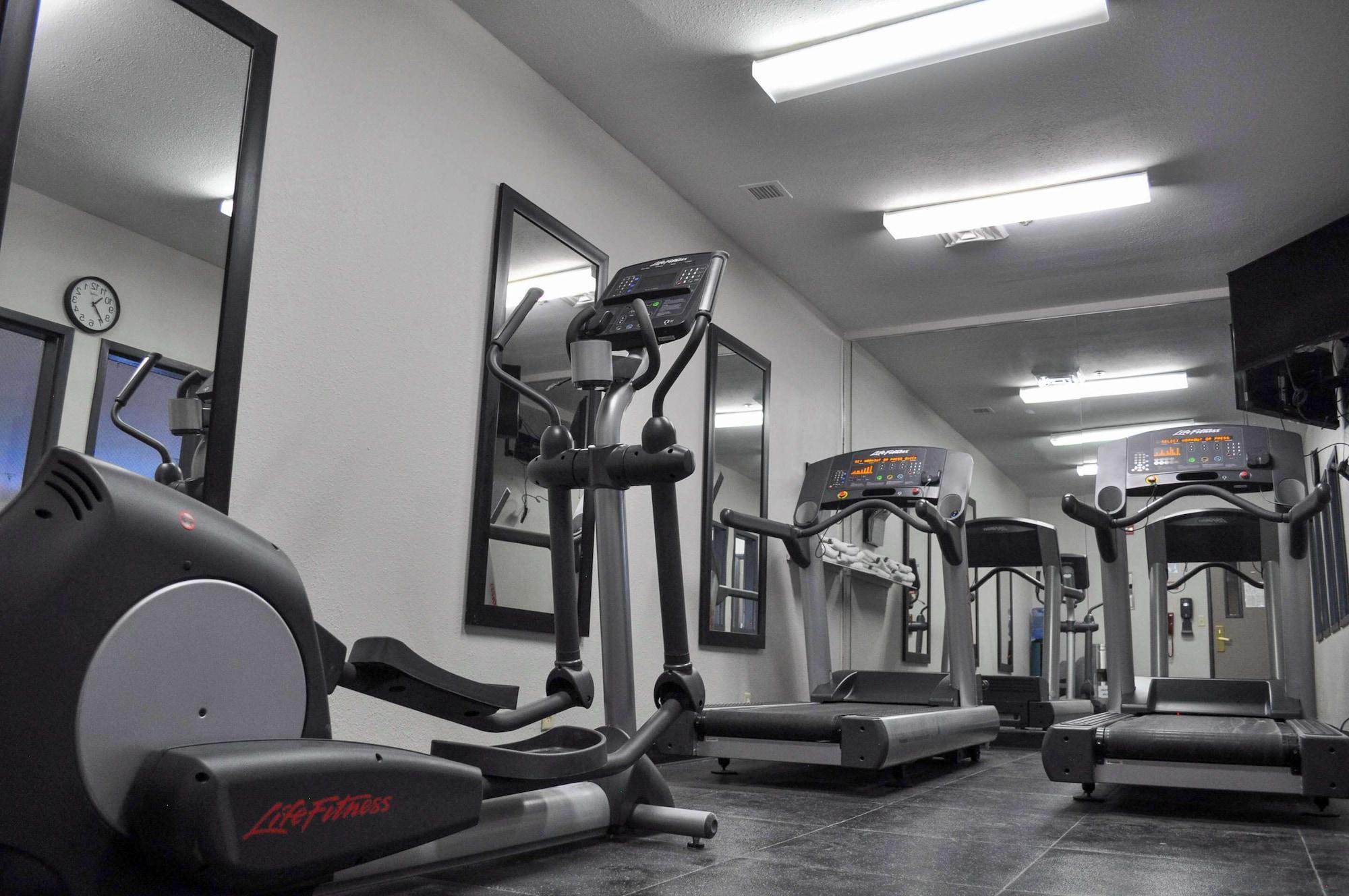 Gimnasio Country Inn & Suites by Radisson, Topeka West, KS