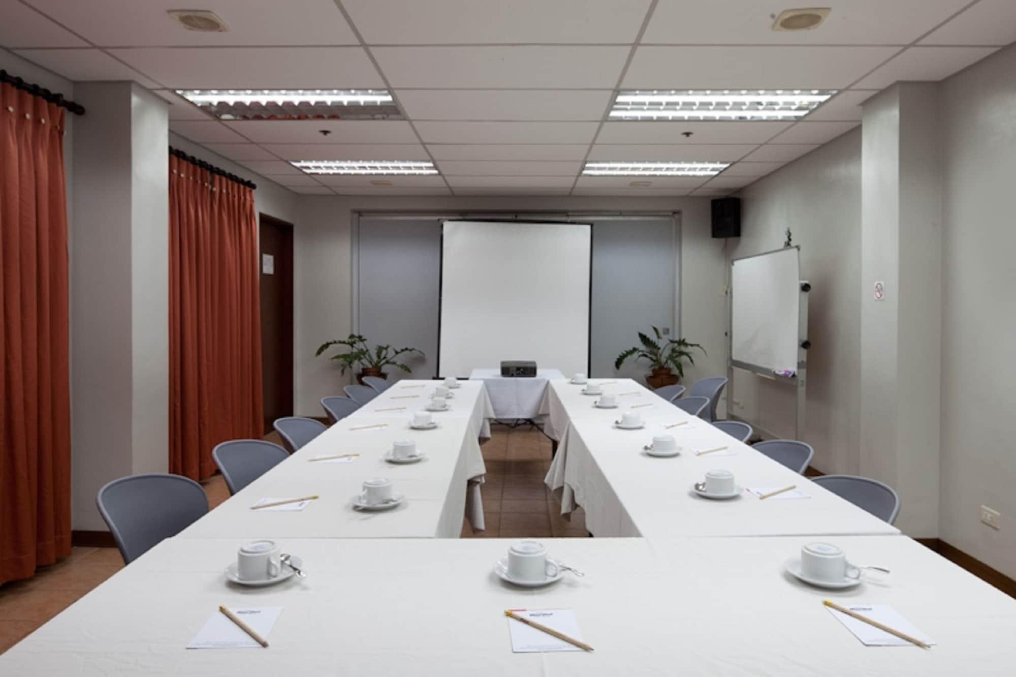 Sala de Reuniones Microtel by Wyndham Baguio