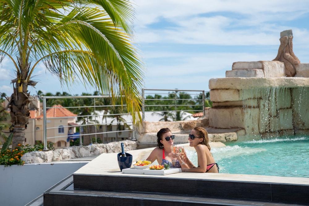 Vista Piscina Alkquimia Hotel Lounge and Bar