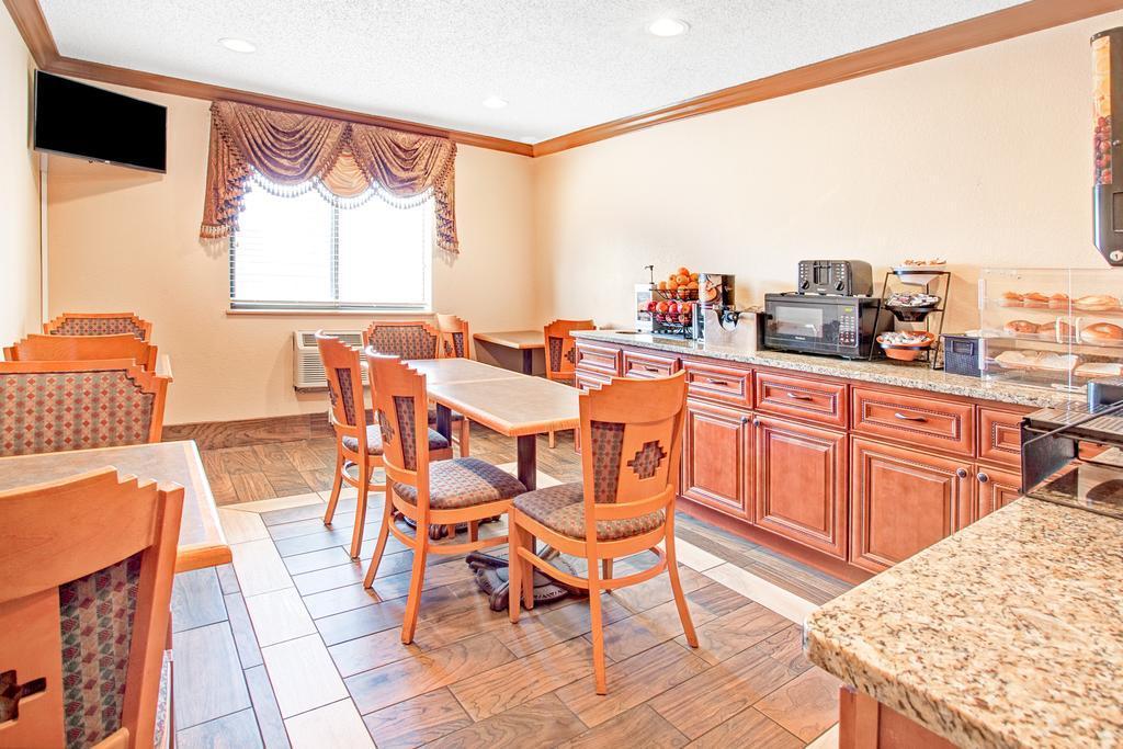 Restaurant American Inn Suites Detroit Metro Airport