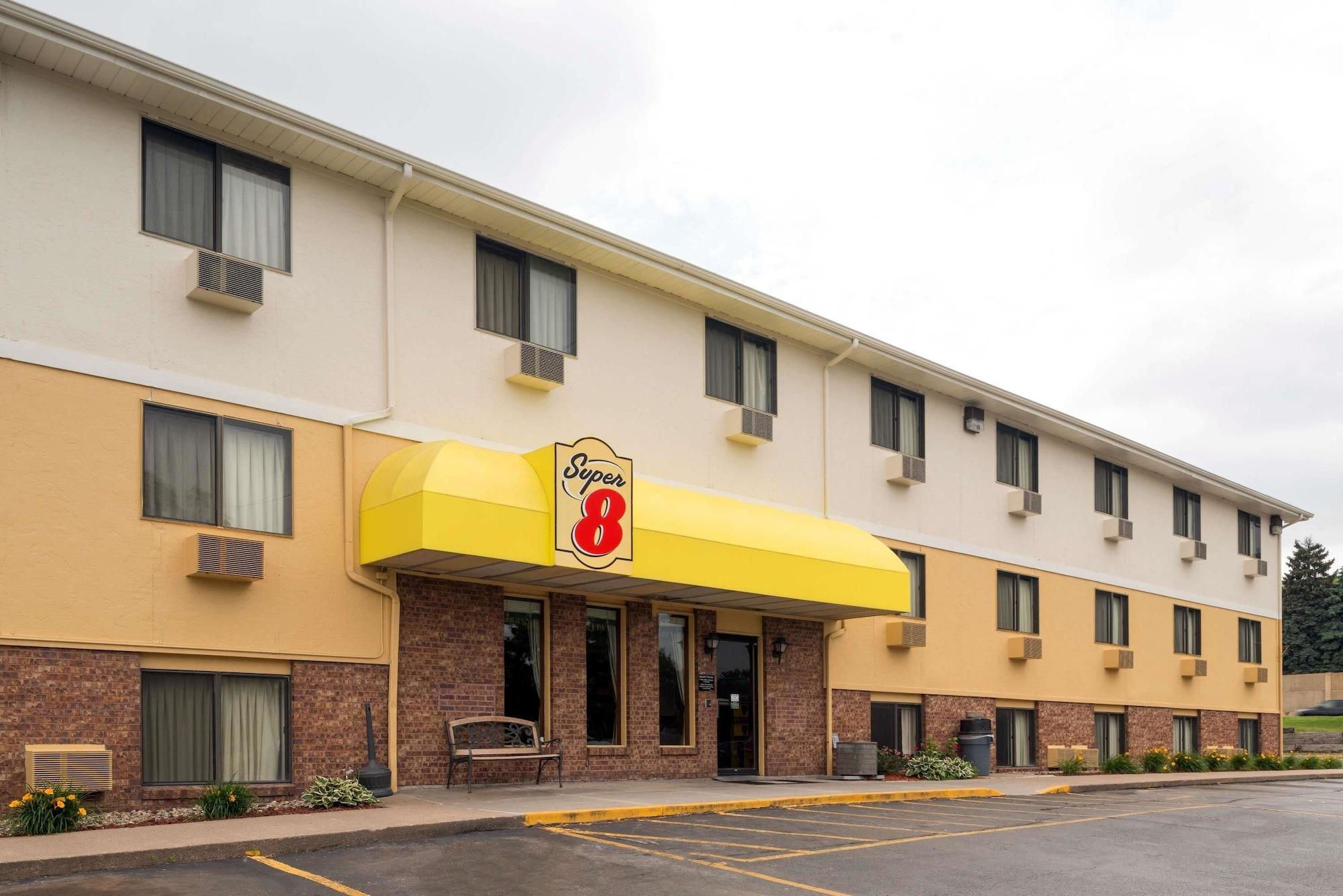 Vista Exterior Super 8 by Wyndham Omaha NE