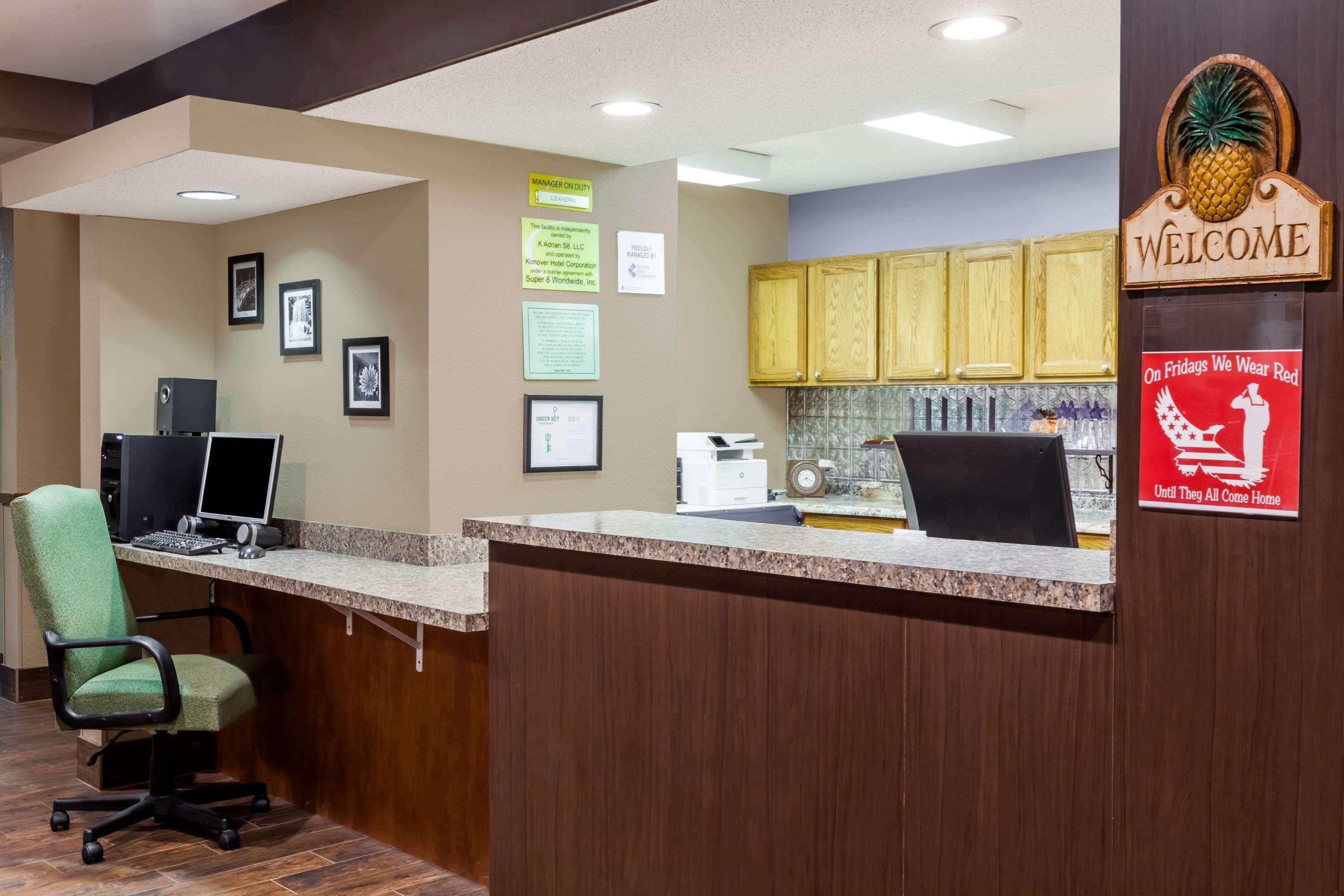 Vista Lobby Super 8 by Wyndham Adrian