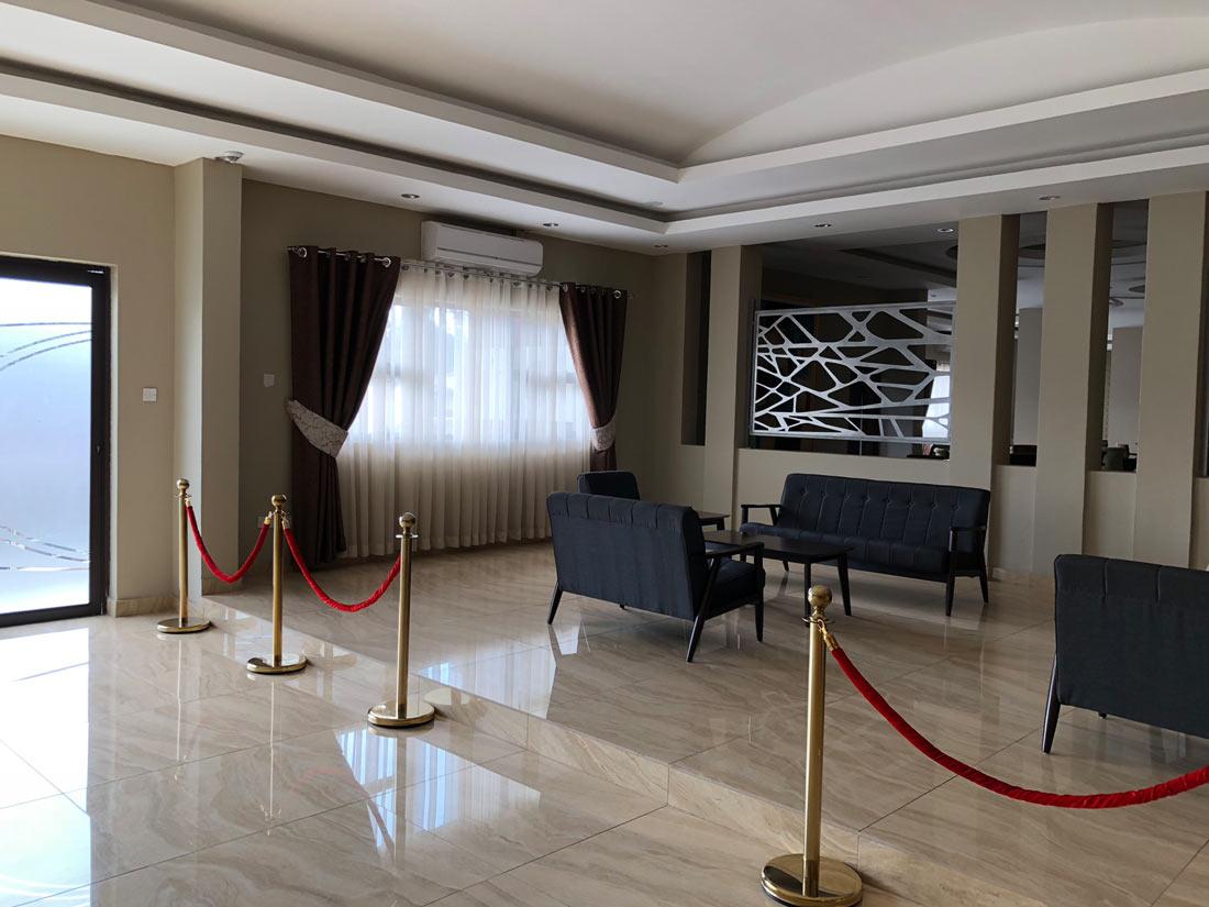 Vista Lobby Crossroads Hotel