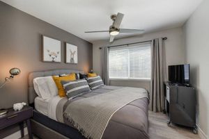 Alquiler Vacacional - The Olive House: Charming 3BR Gem, Pet Friendly, Fully Gated, NearDowntown Shops