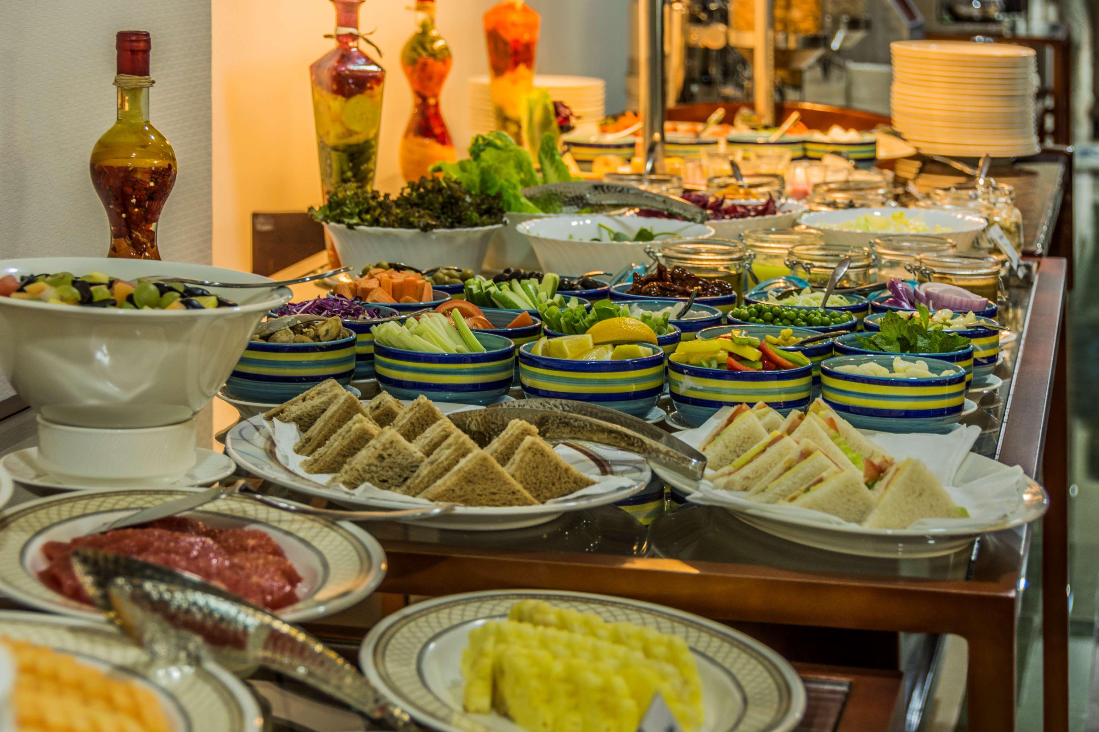 Restaurant Golden Tulip Headington Ruwi