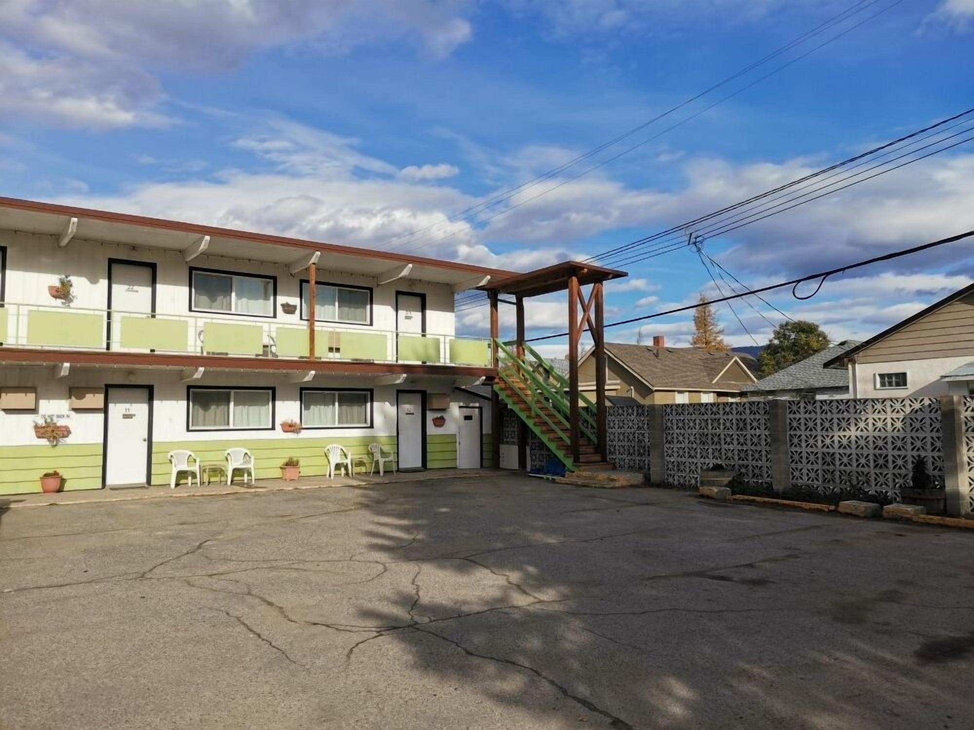 Vista Exterior Cedars Motel