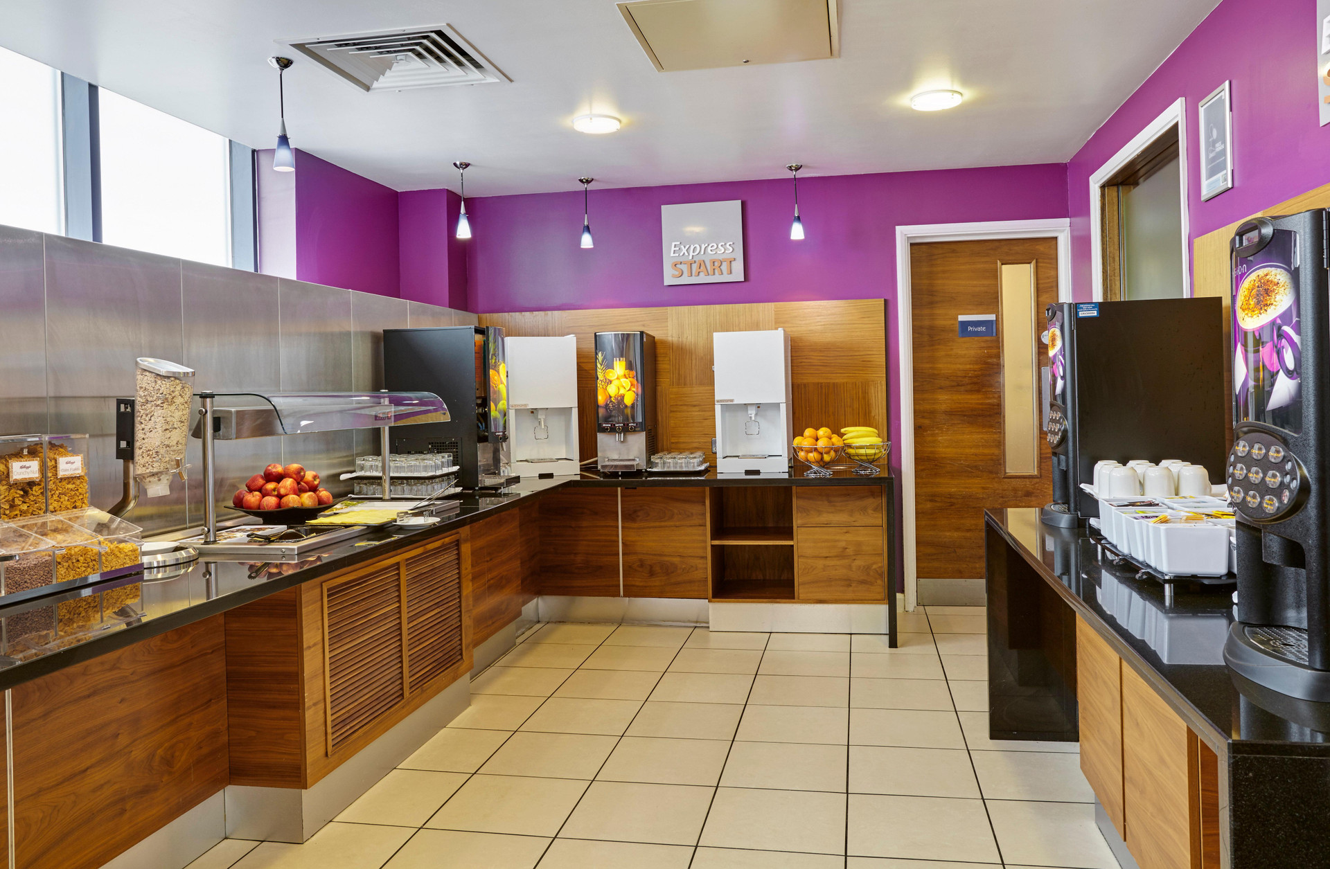 Restaurant Holiday Inn Express London - Newbury Park, an IHG Hotel