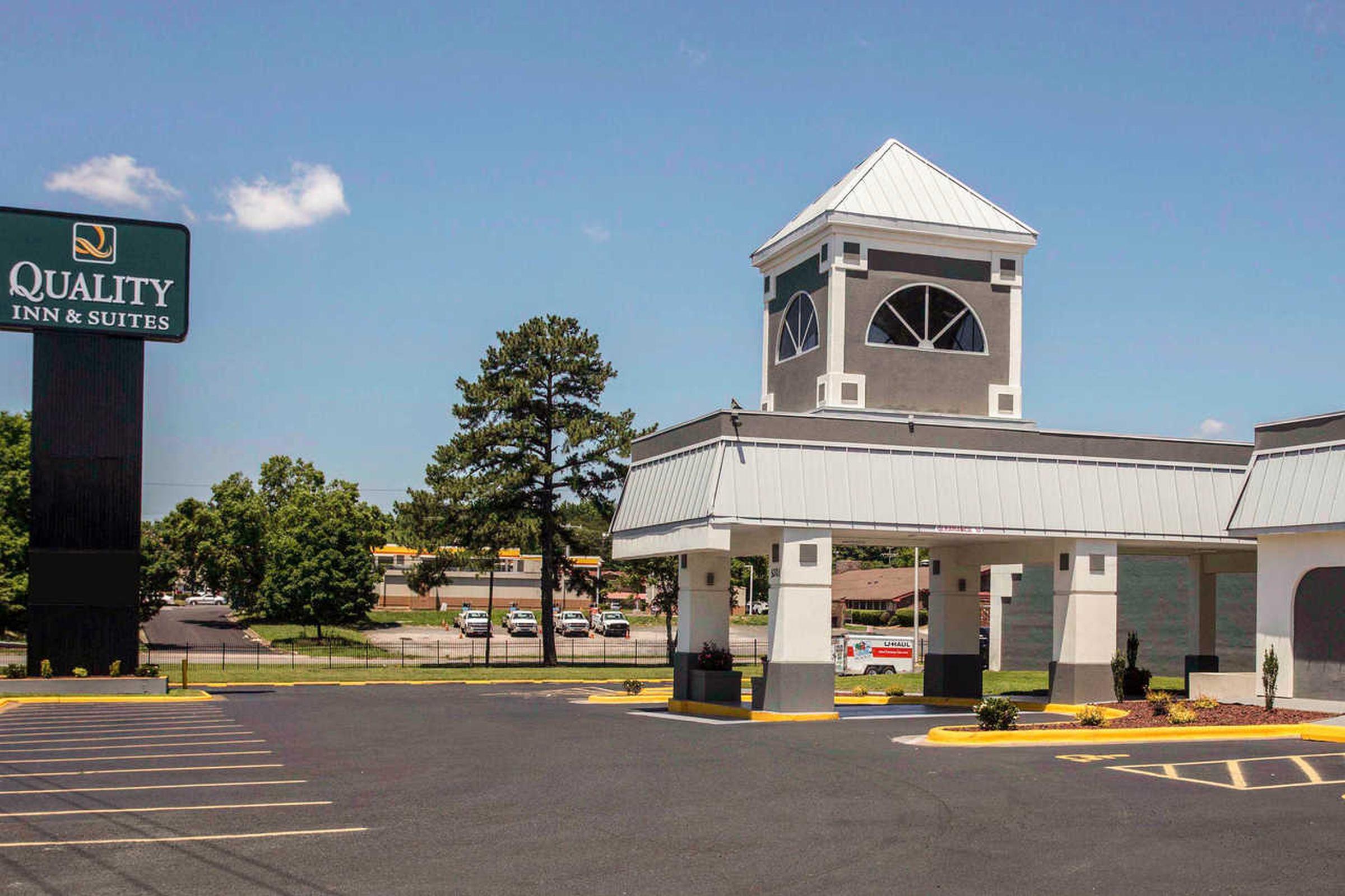Vista Exterior Quality Inn & Suites University Area