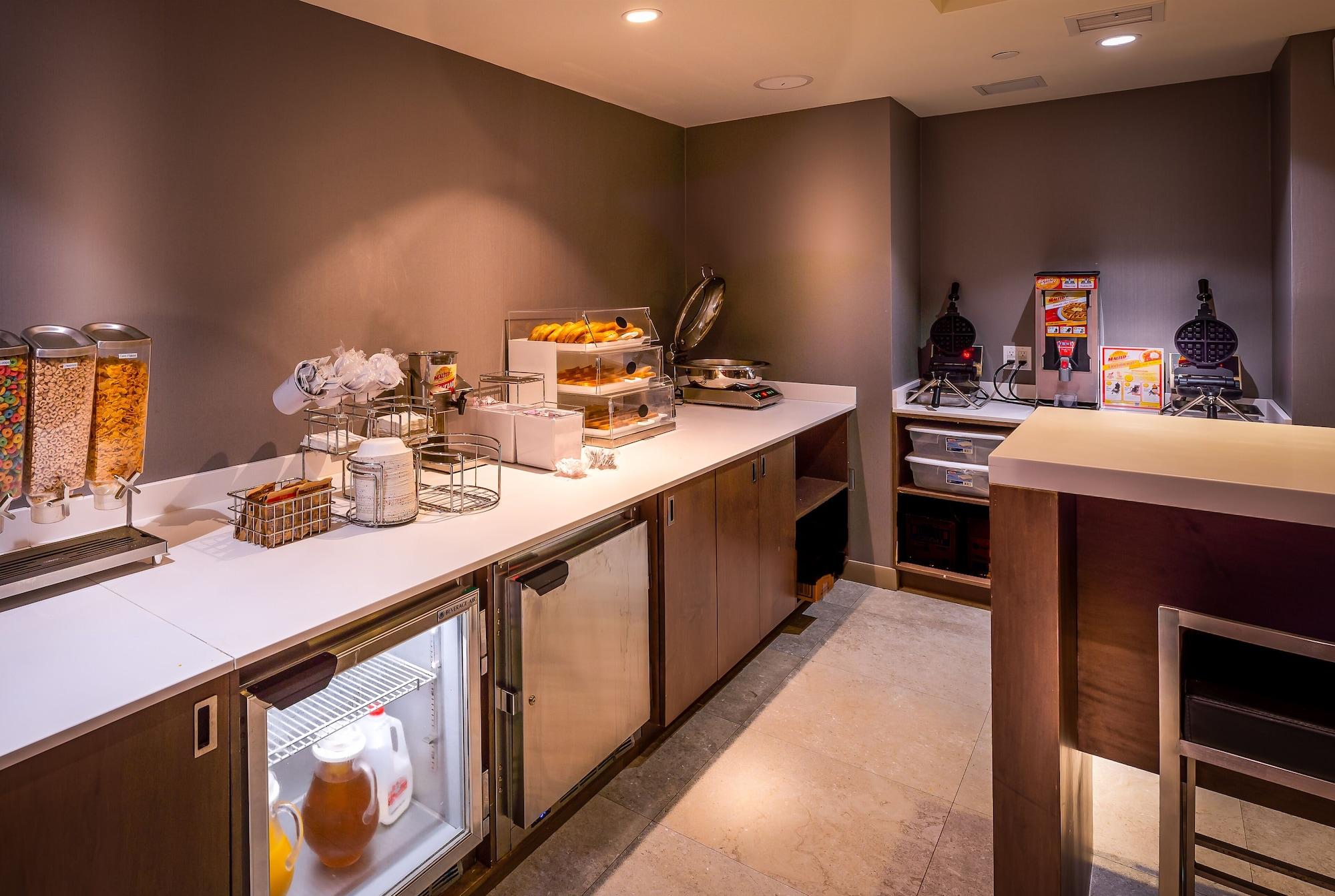 Restaurant La Quinta Inn & Suites by Wyndham Times Square South