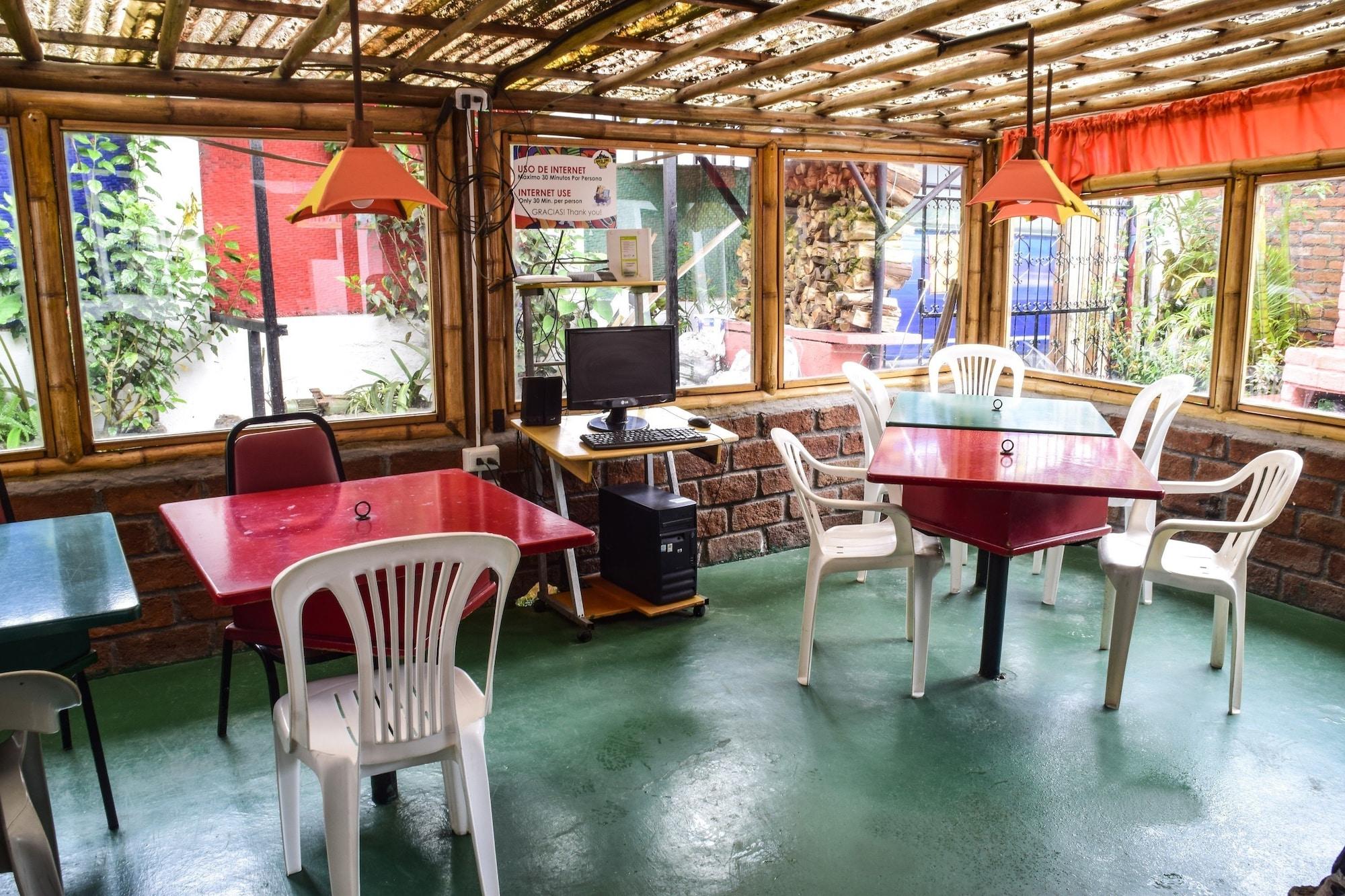 Bar/Salón Hostal Santa Cruz Backpackers