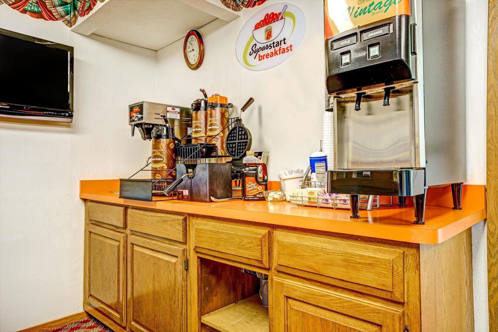 Restaurant Super 8 by Wyndham Chaska