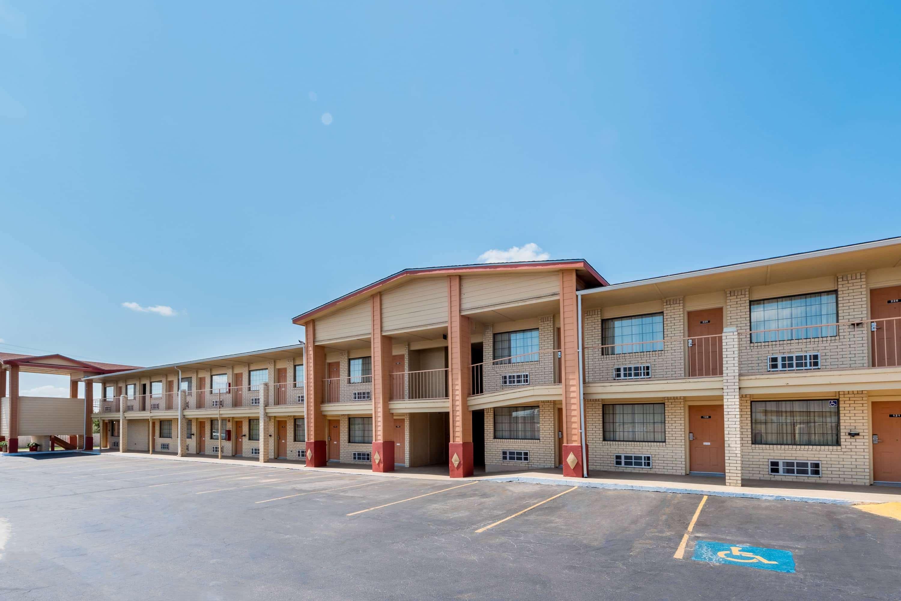Vista Exterior Super 8 by Wyndham Waco/Mall area TX