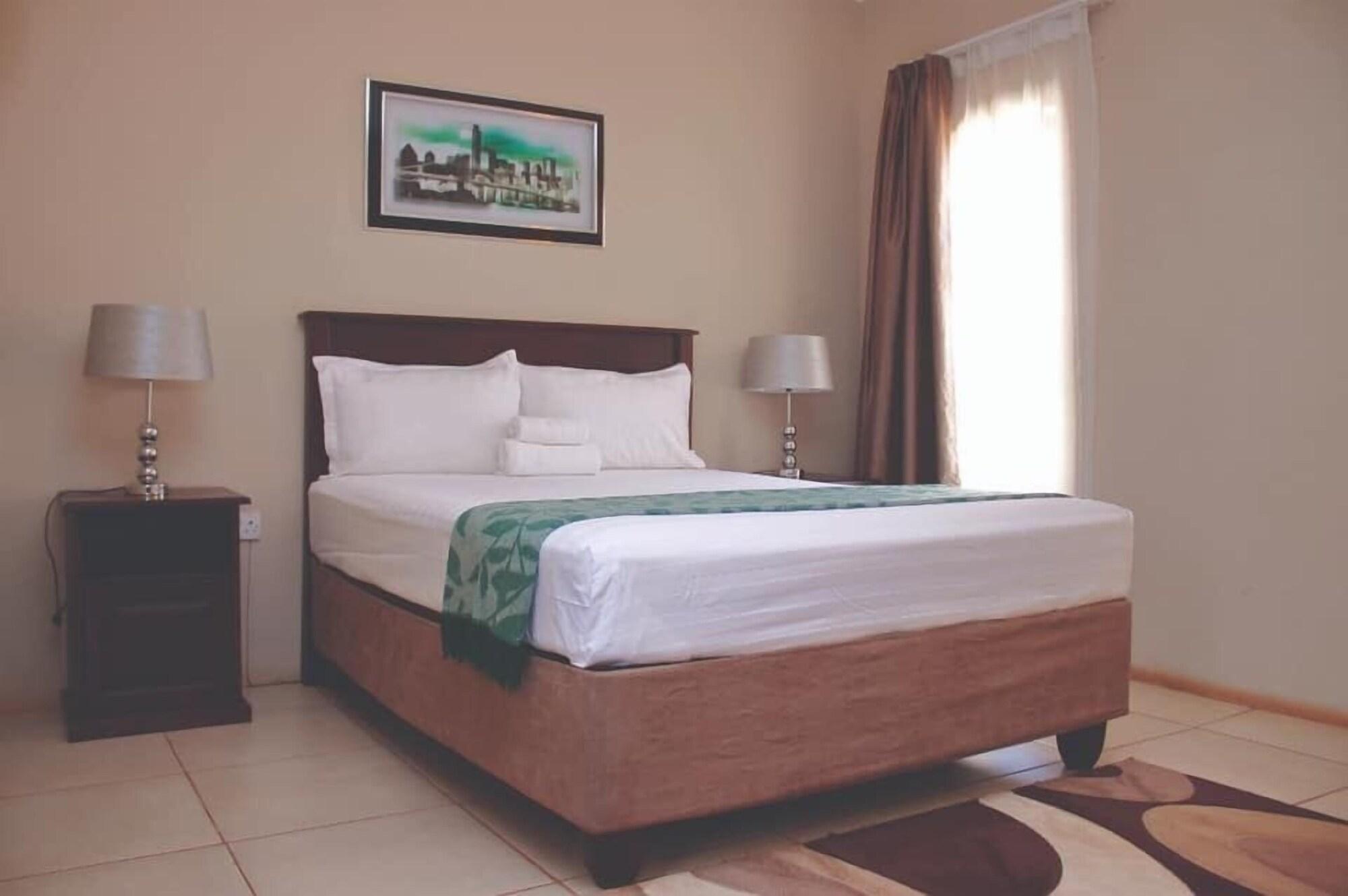 Varios Ikhutse Guest House