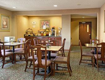 Bar/Salón Super 8 by Wyndham Indianapolis/NE/Castleton Area