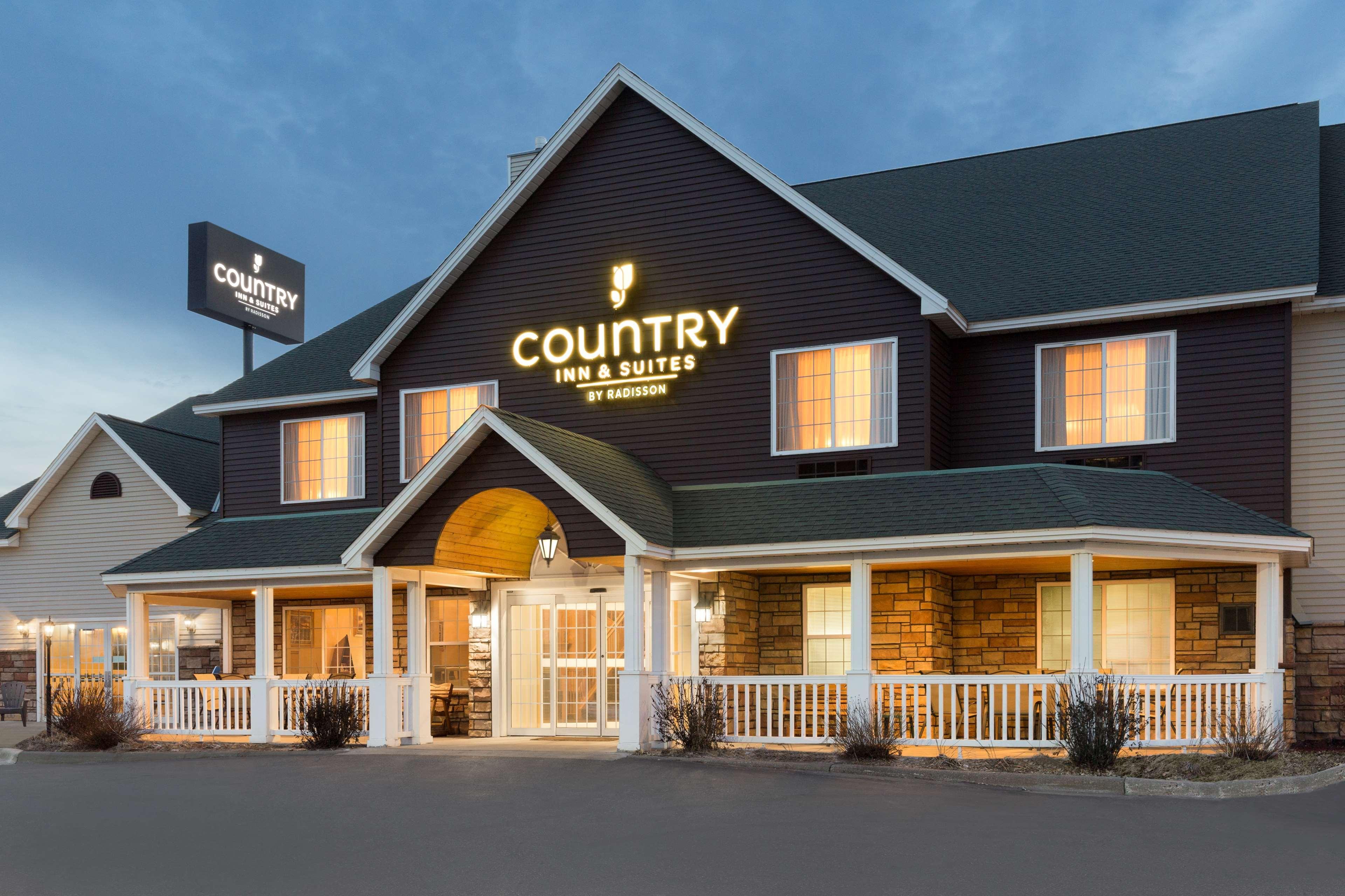 Vista Exterior Country Inn & Suites Little Falls MN