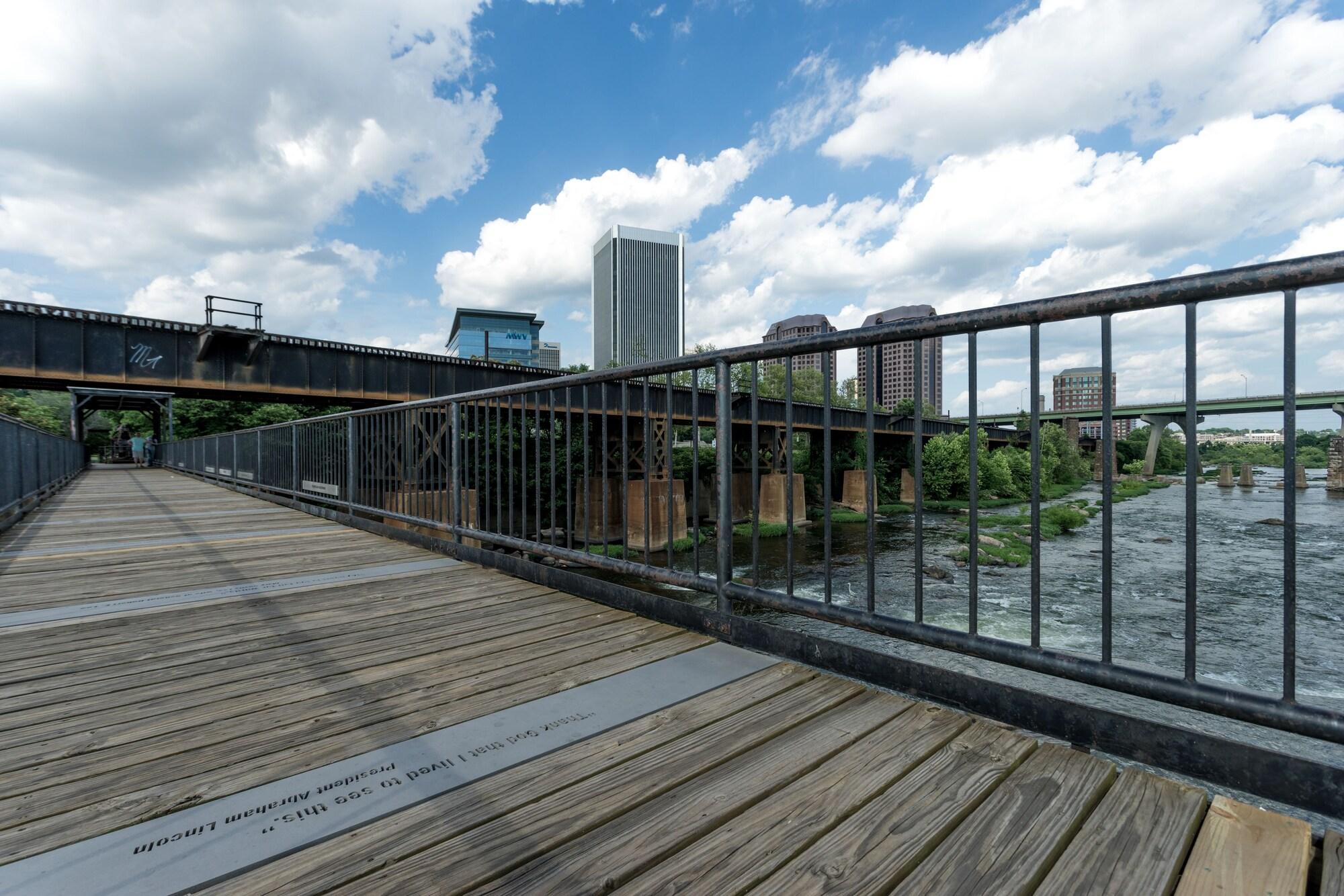 Vista Exterior Delta Hotels by Marriott Richmond Downtown