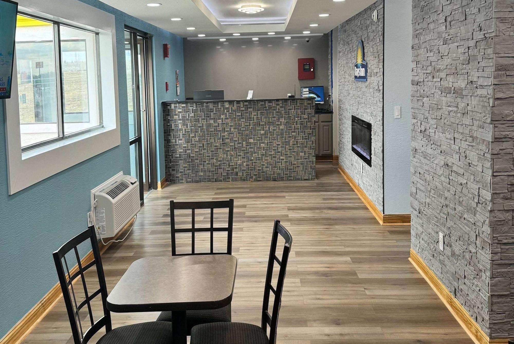 Vista Lobby Days Inn by Wyndham Cloverdale Greencastle