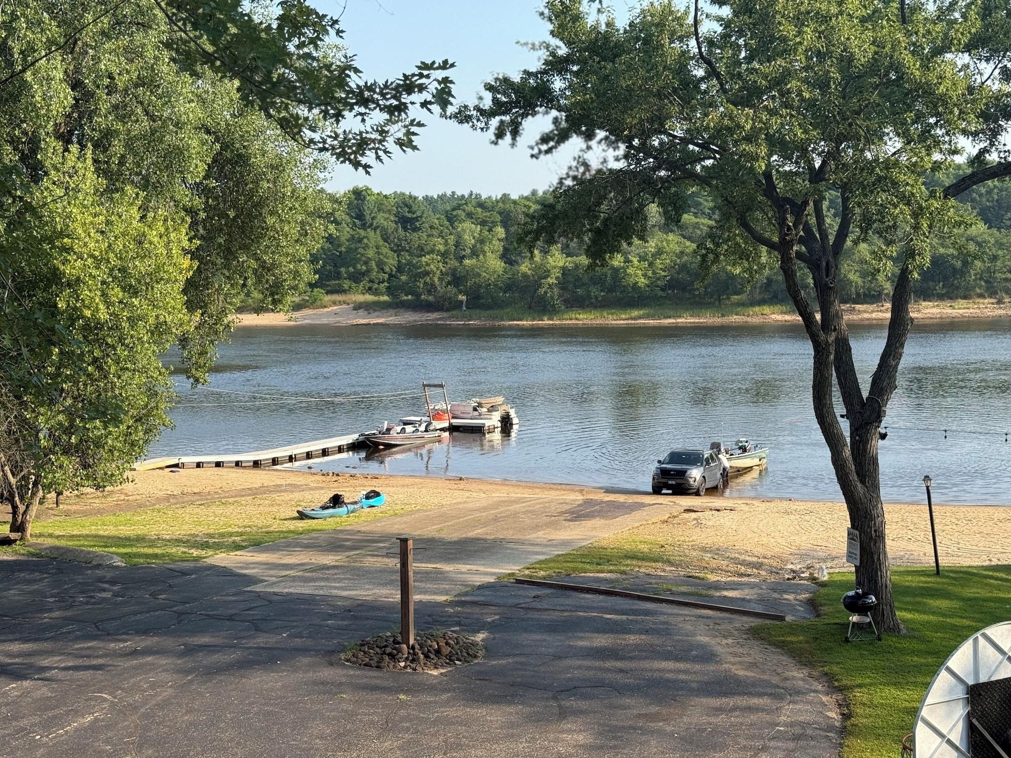Instalaciones Recreativas Cedar Lodge and Settlement
