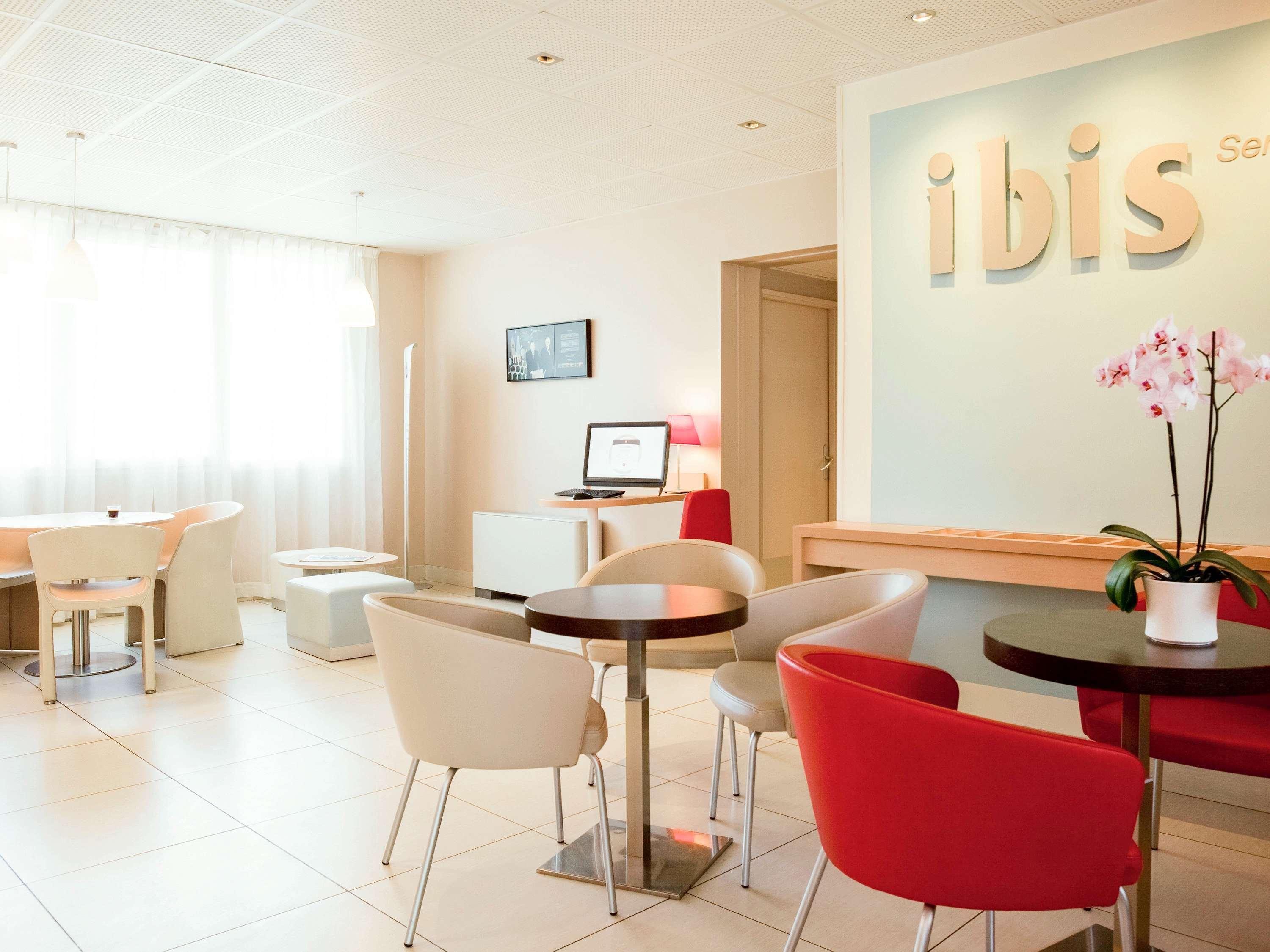 Bar/Salón Ibis Senlis