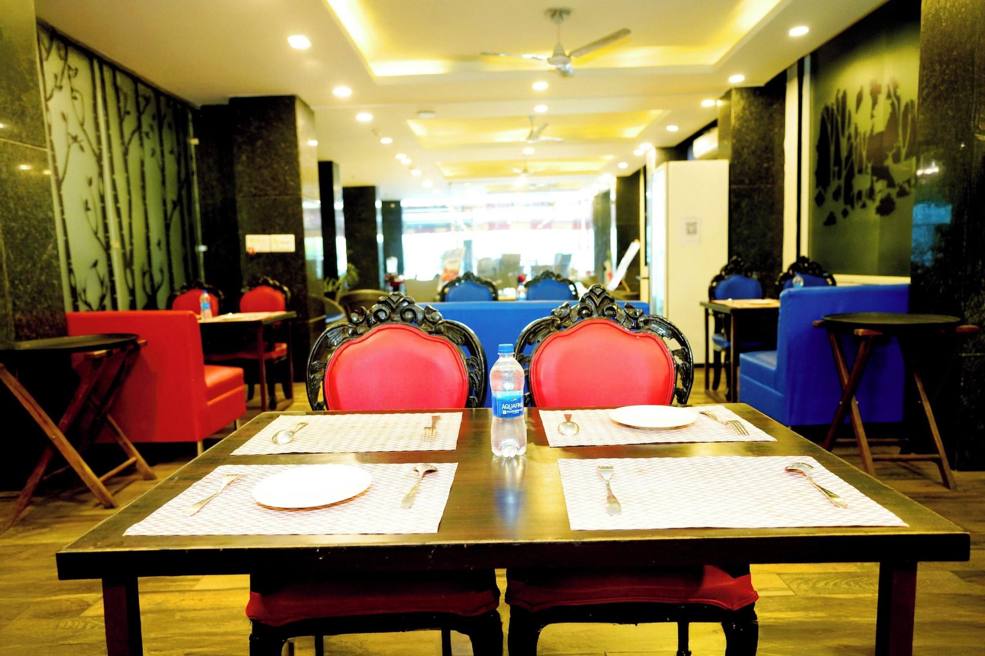 Restaurant N3N Ganga Retreat by Stotrak