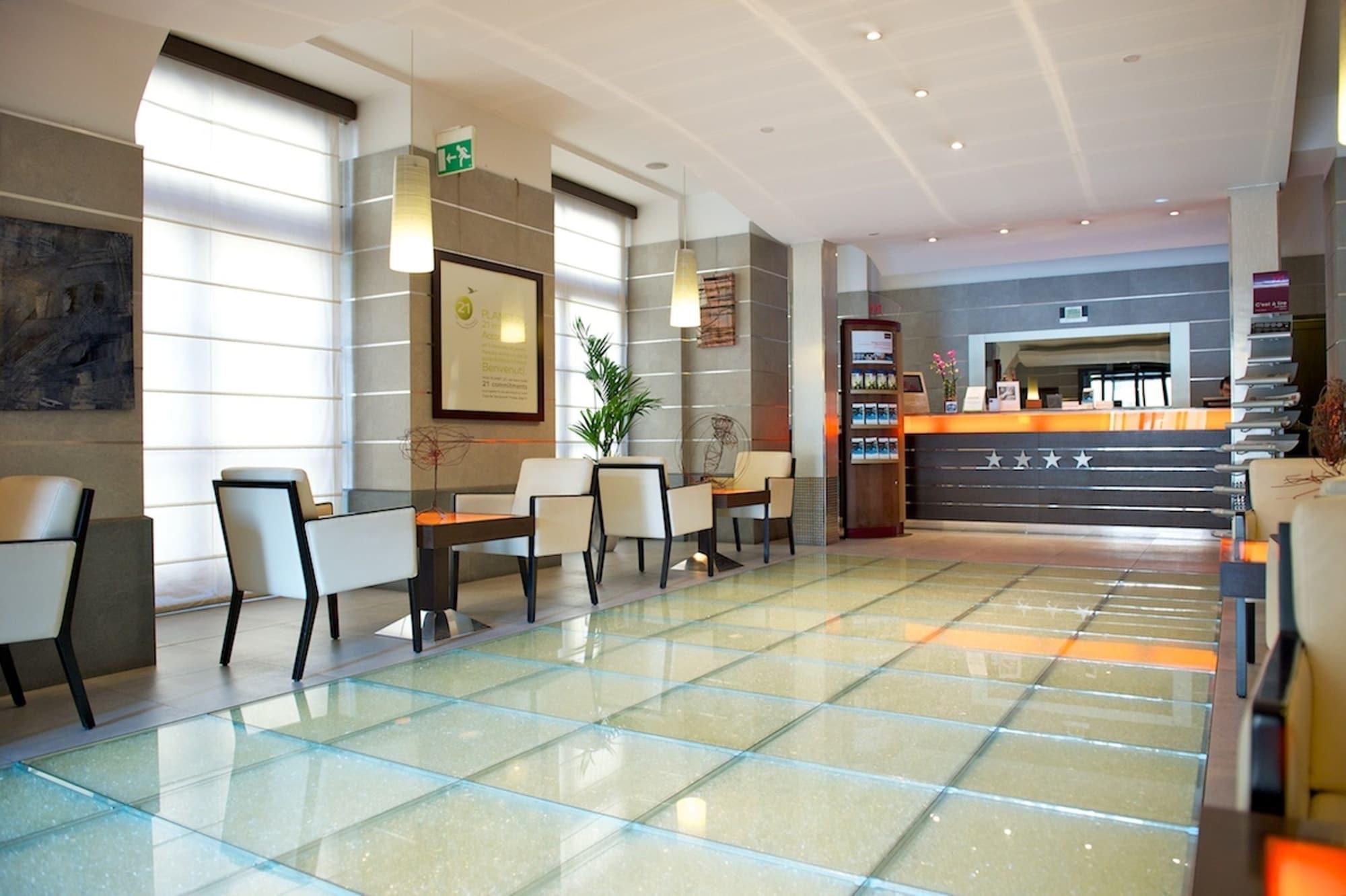 Vista Lobby Best Western Crystal Palace Hotel