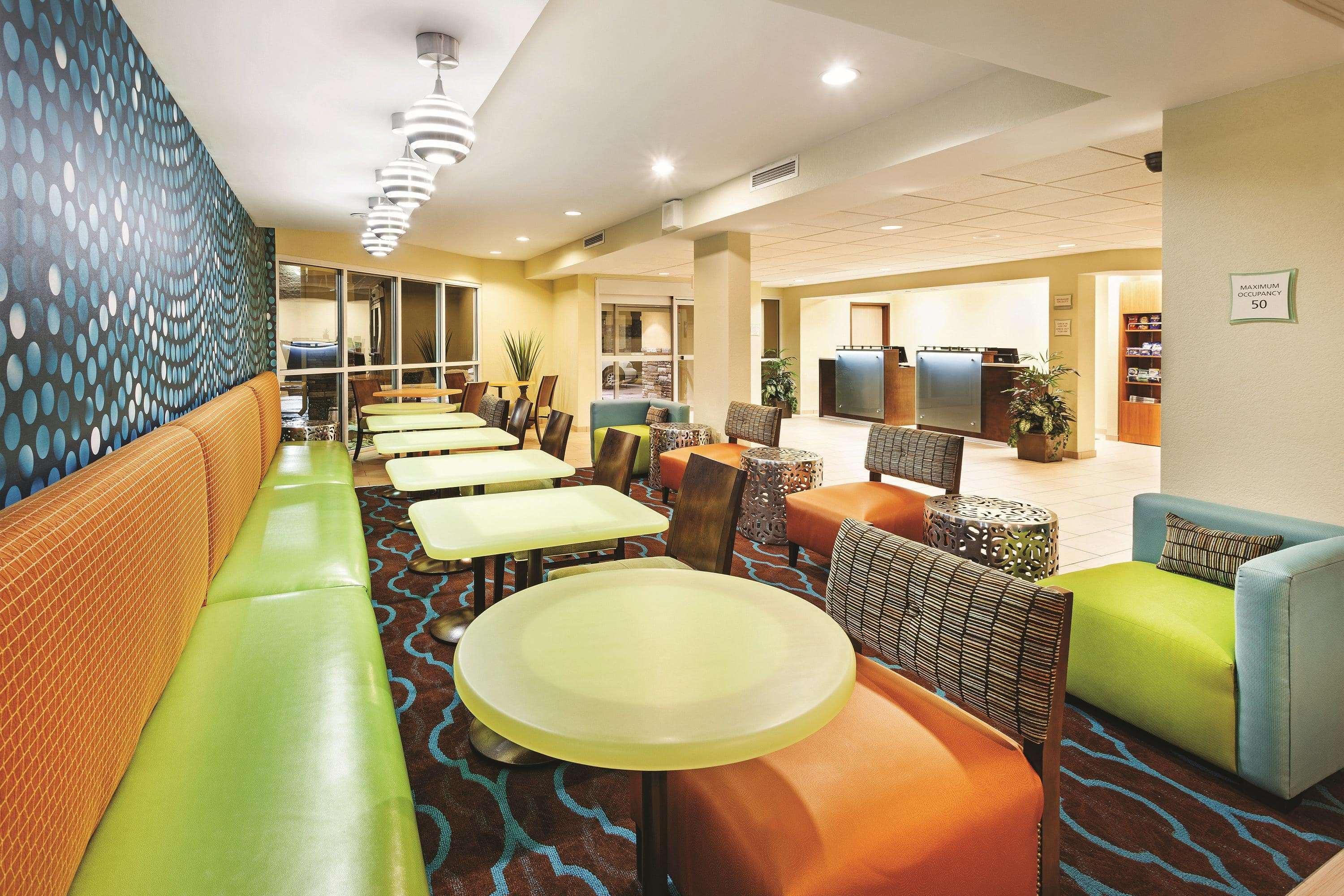 Vista Lobby La Quinta Inn & Suites By Wyndham Knoxville Airpor