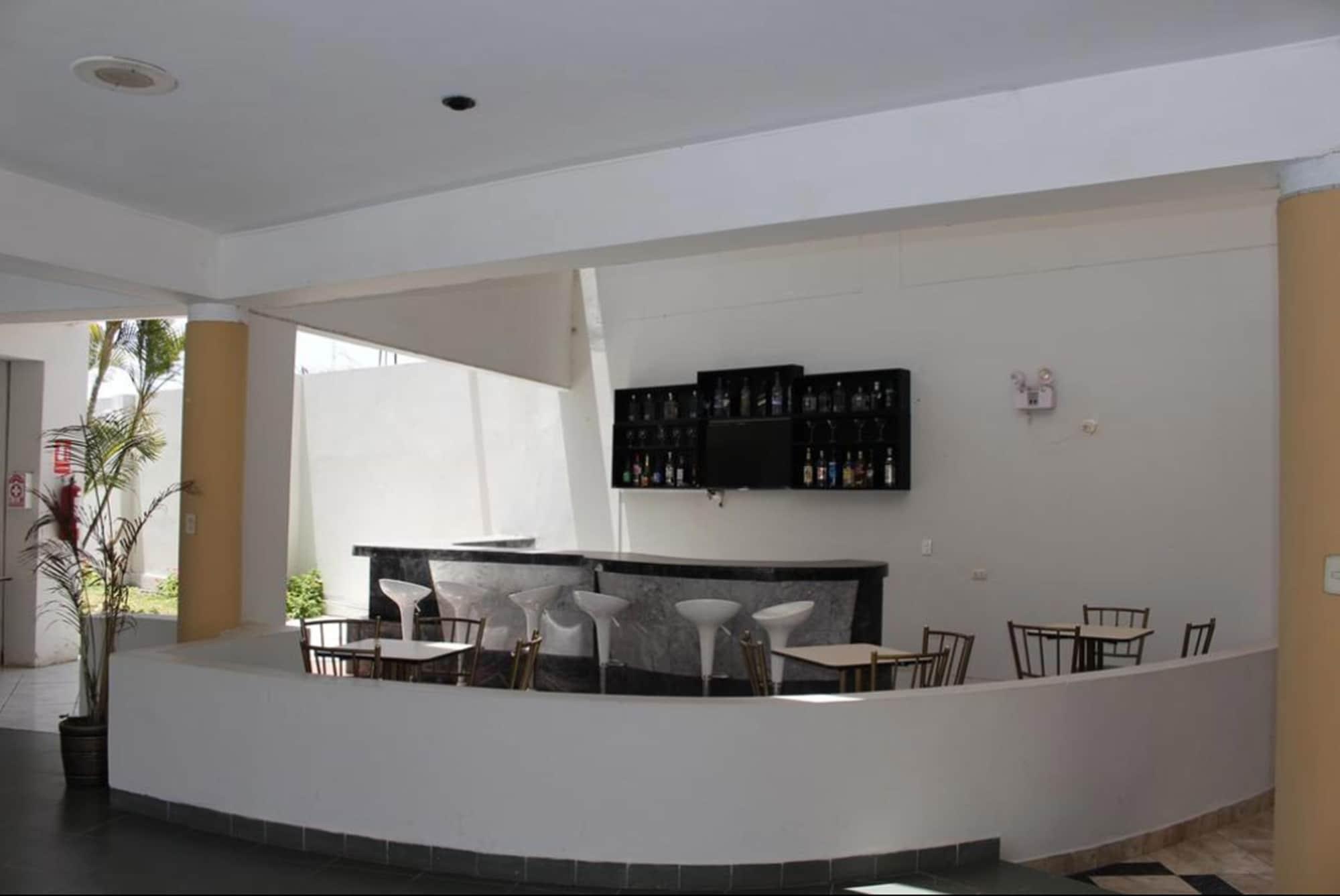 Bar/Salón Embassy Beach Hotel