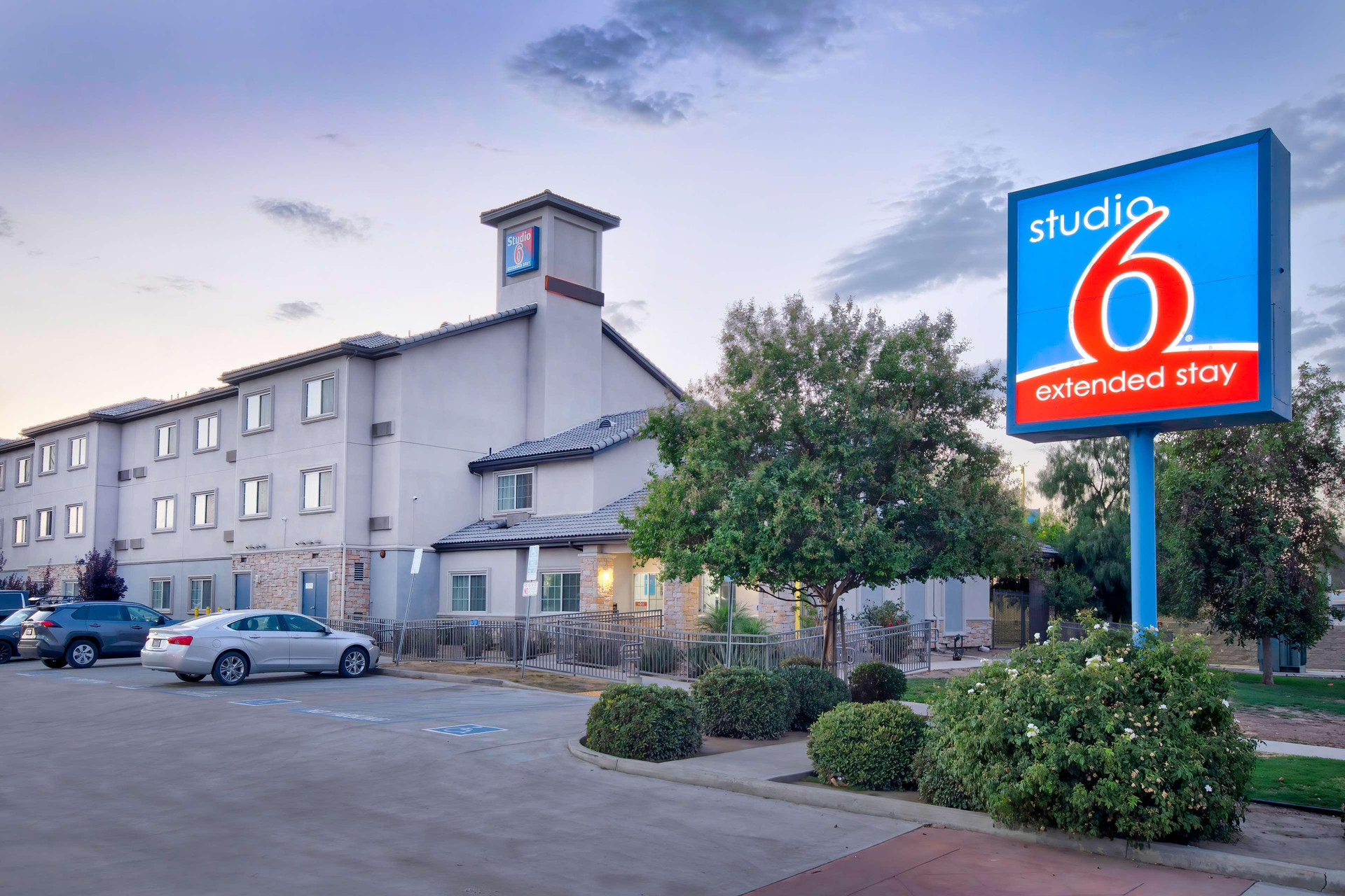 Vista Exterior Studio 6 Bakersfield, CA