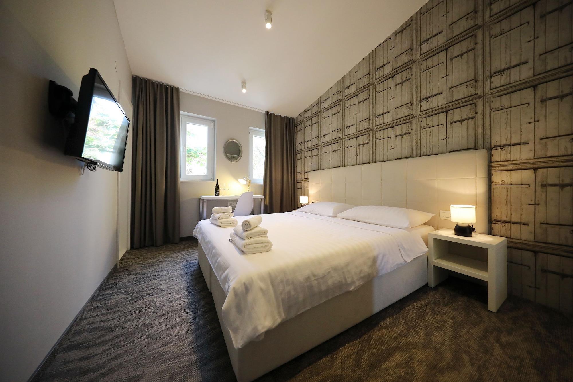 Varios Downtown Boutique Hostel