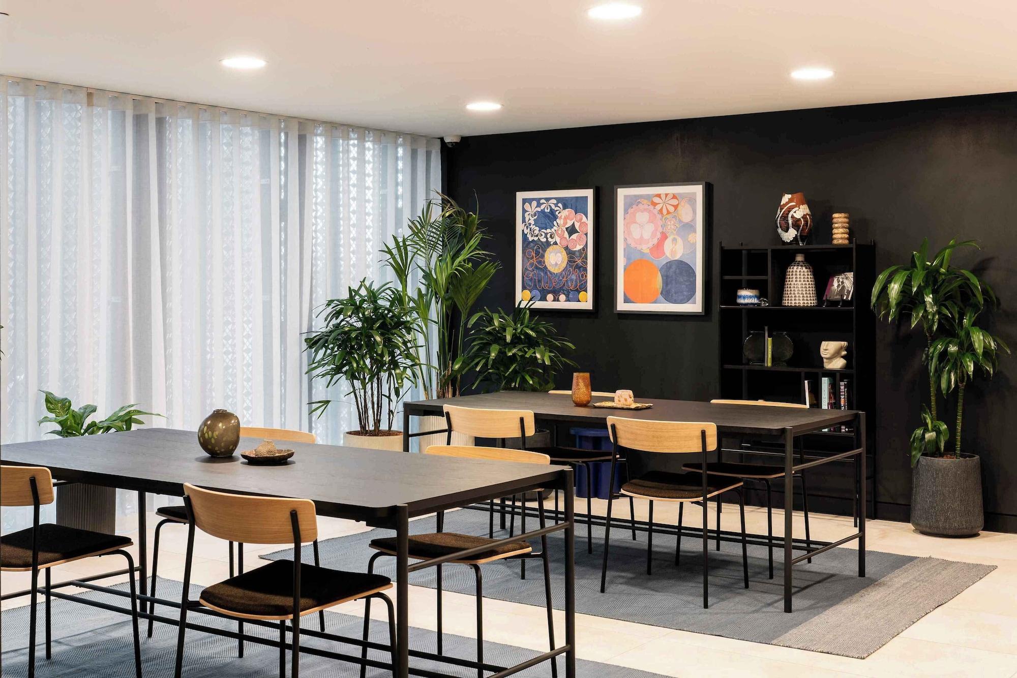 Bar/Salón Cove Landmark Pinnacle