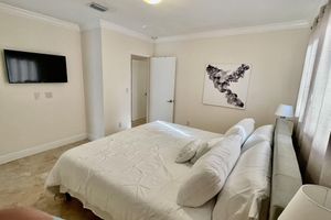 Alquiler Vacacional - Heated pool, King beds, full outdoor kitchen, gate, blocks from highway exit.