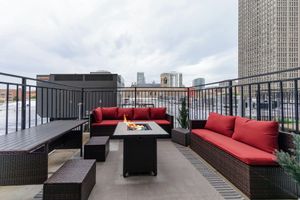 Alquiler Vacacional - McCormick Place Patio skyline unit with optional Parking for up to 6 people