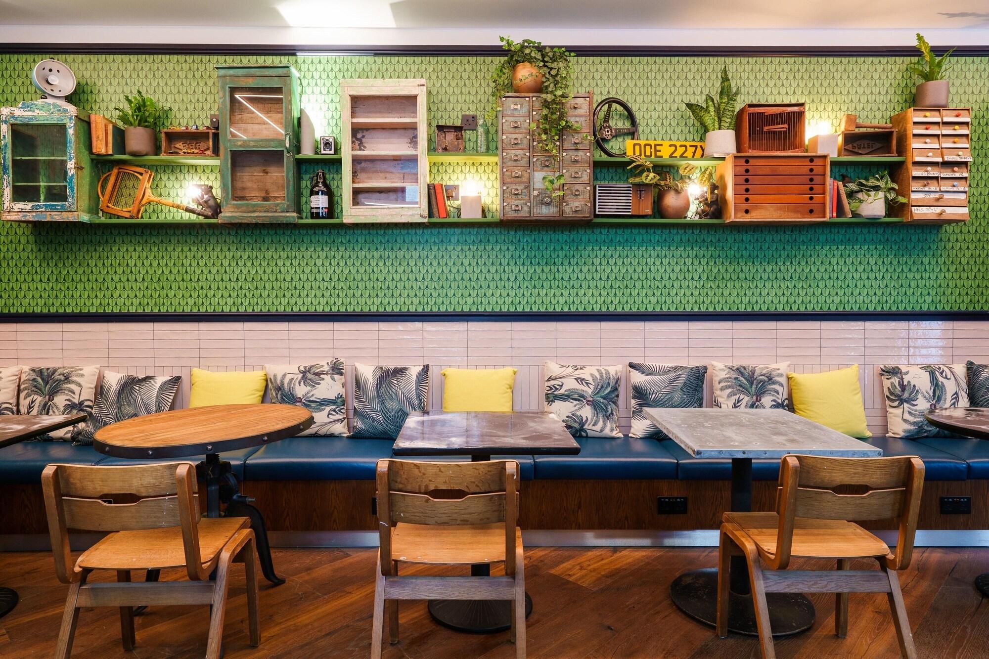 Bar/Salón Selina Camden