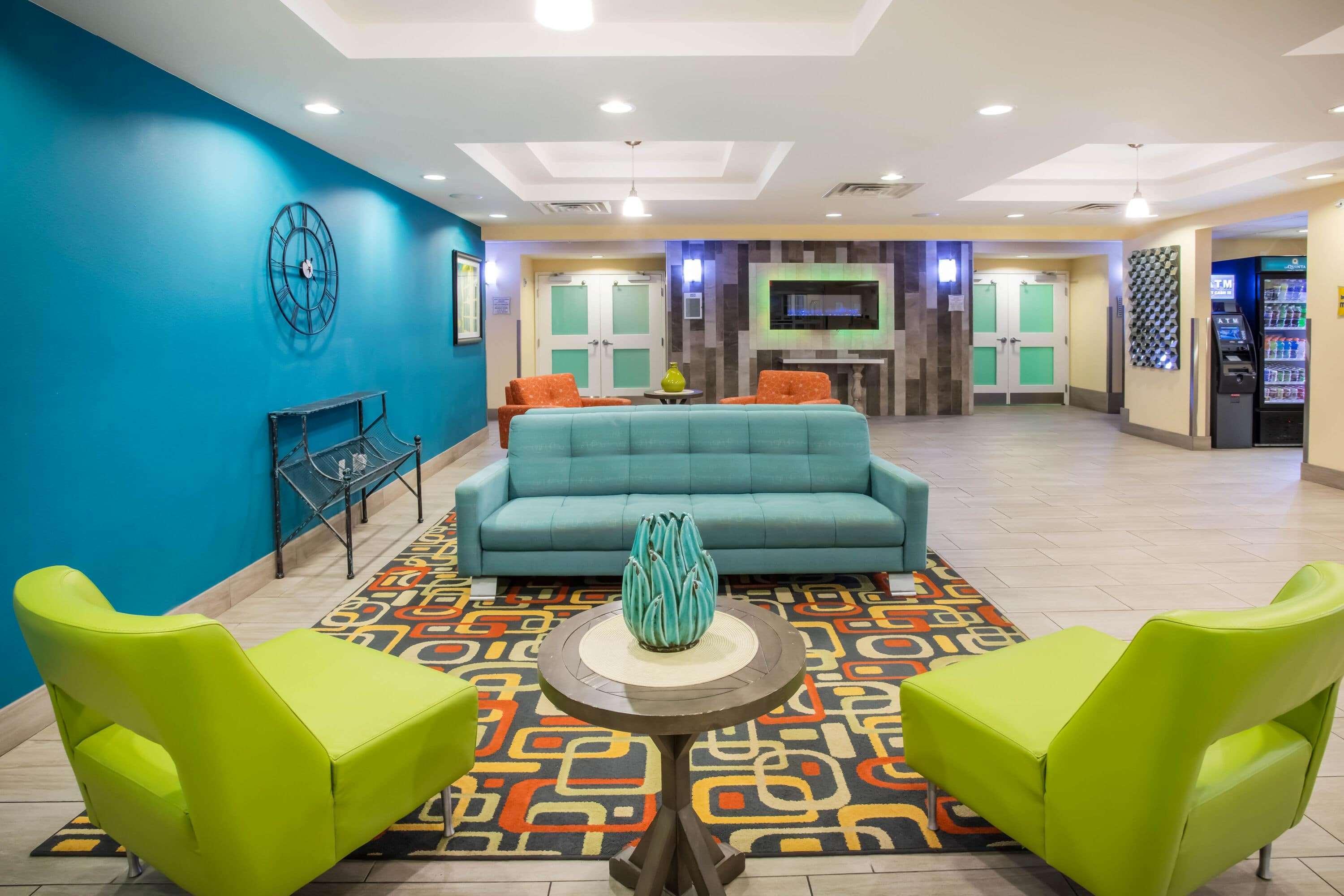 Vista Lobby La Quinta Inn & Suites by Wyndham Rochester Mayo Clinic S
